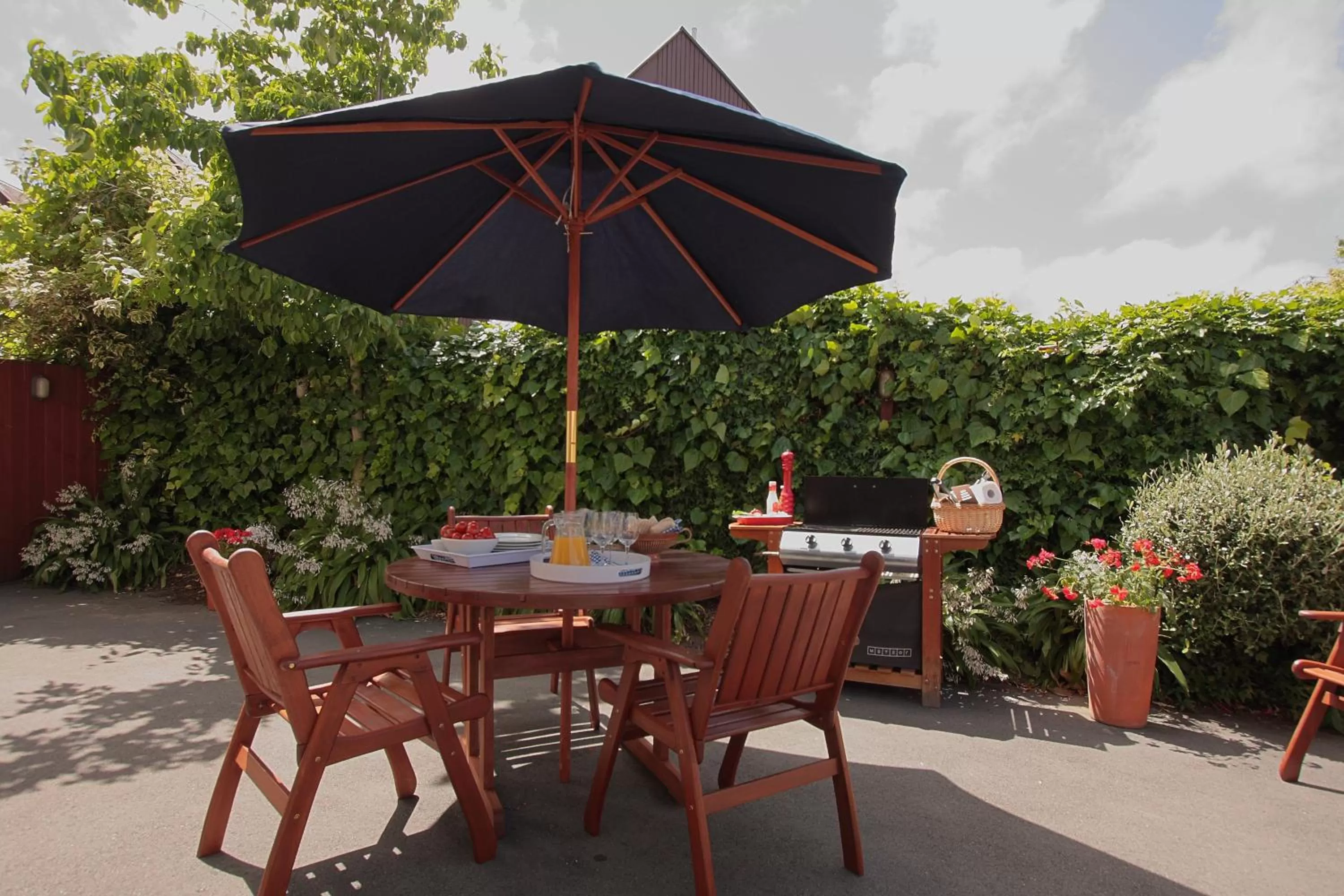 BBQ facilities in Bella Vista Motel & Apartments Christchurch