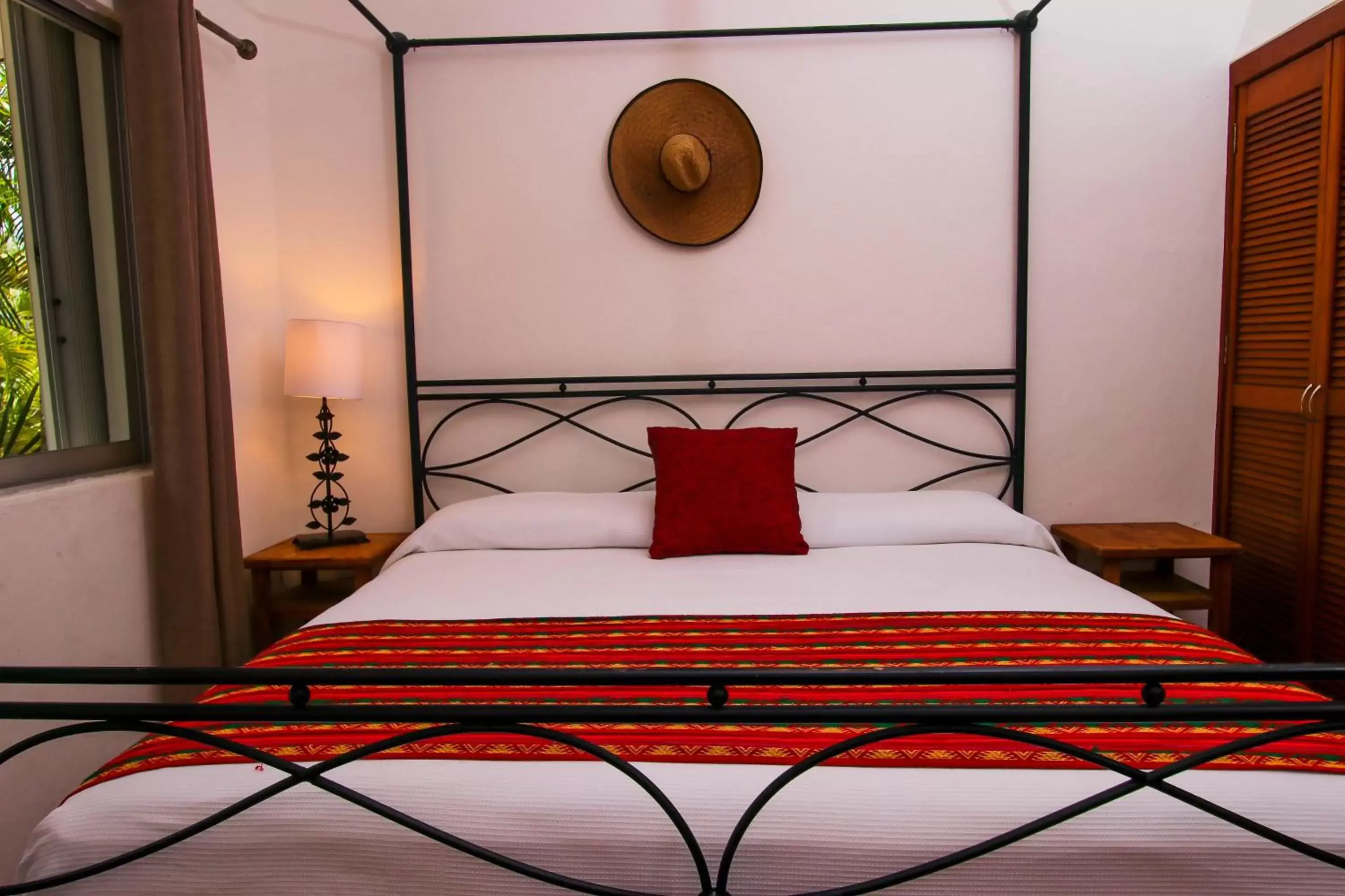 Photo of the whole room, Bed in Hotel Villas Colibrí Suites & Bungalows