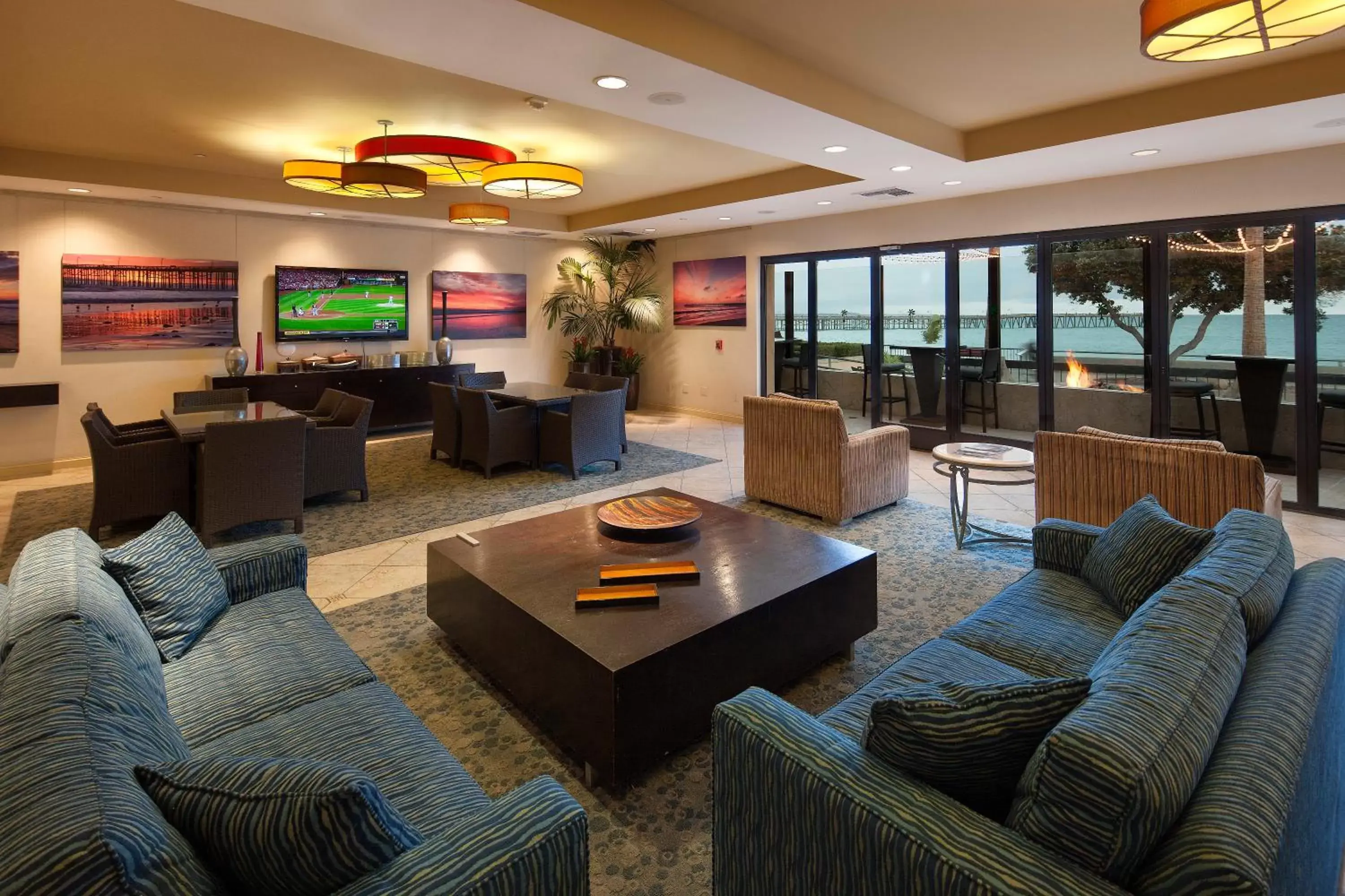 Lounge or bar in Crowne Plaza Hotel Ventura Beach, an IHG Hotel