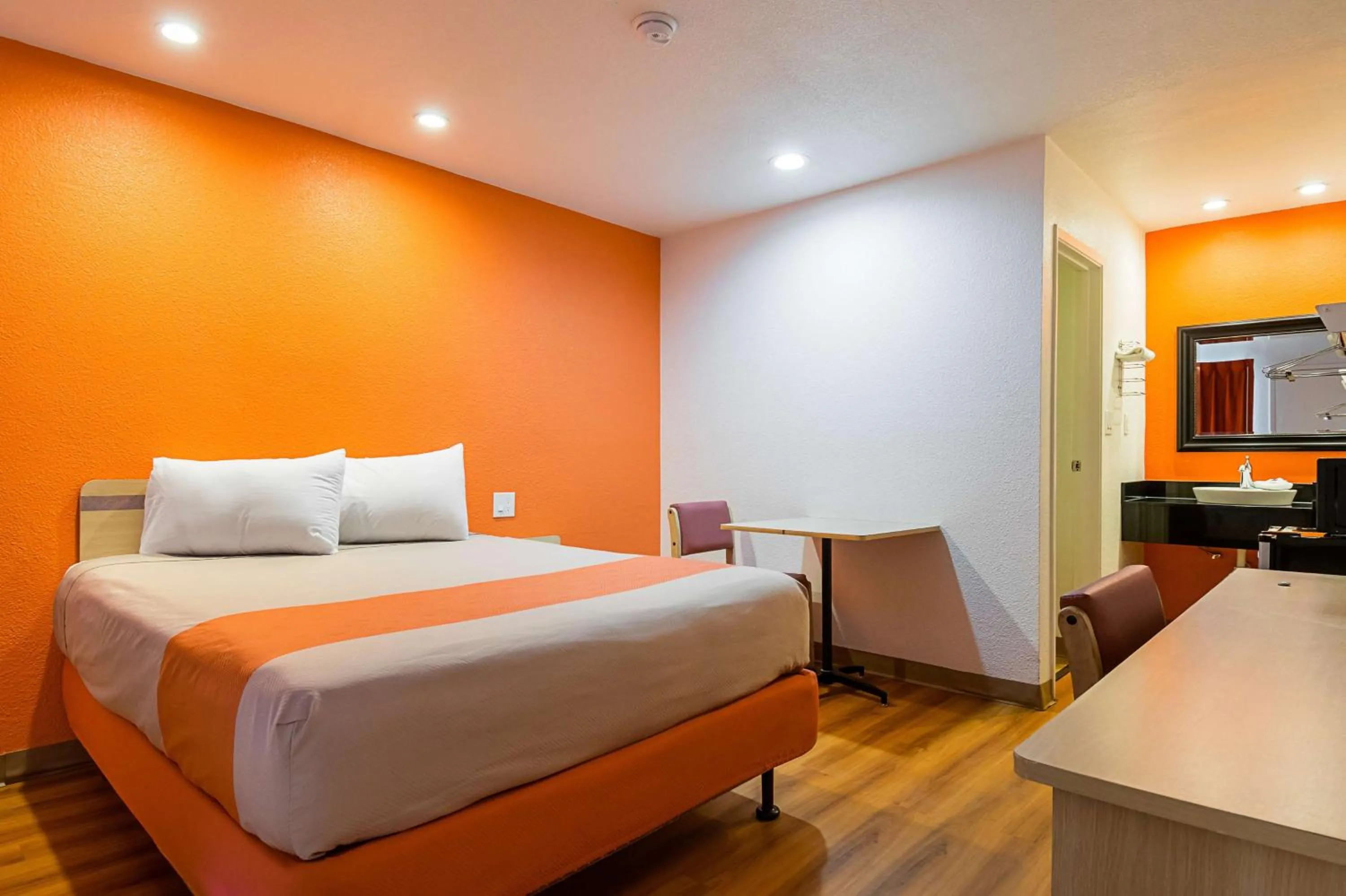 Photo of the whole room, Bed in Motel 6 Lost Hills / Buttonwillow Racetrack