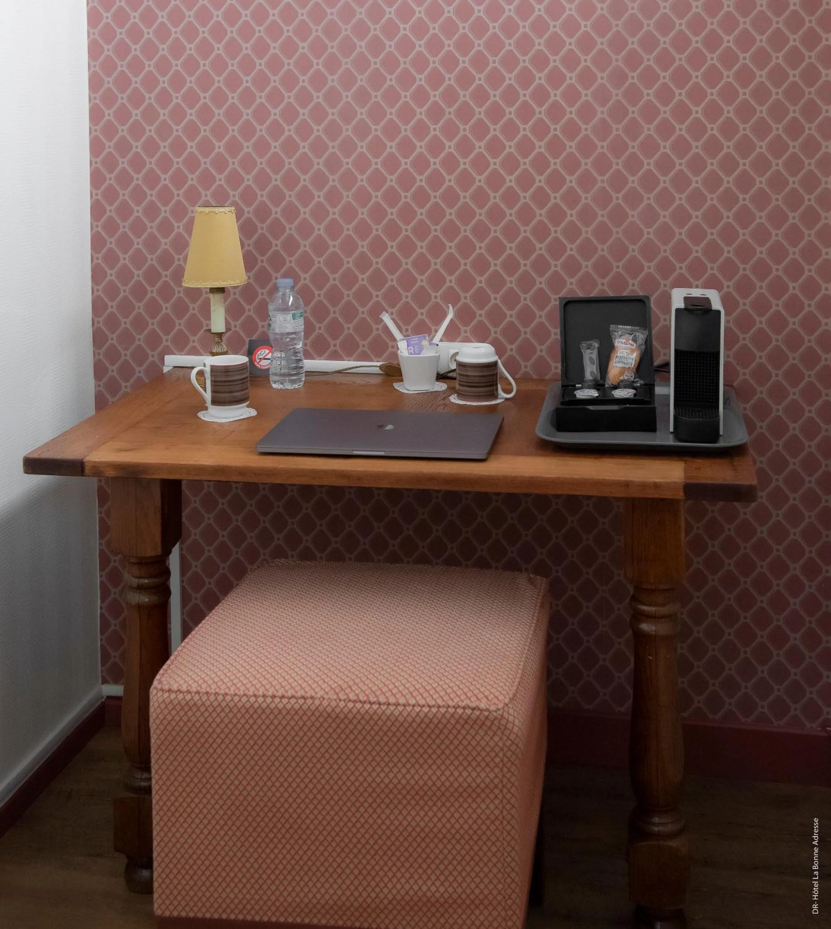Seating area in Hotel de Charme La Bonne Adresse - Logis hotels