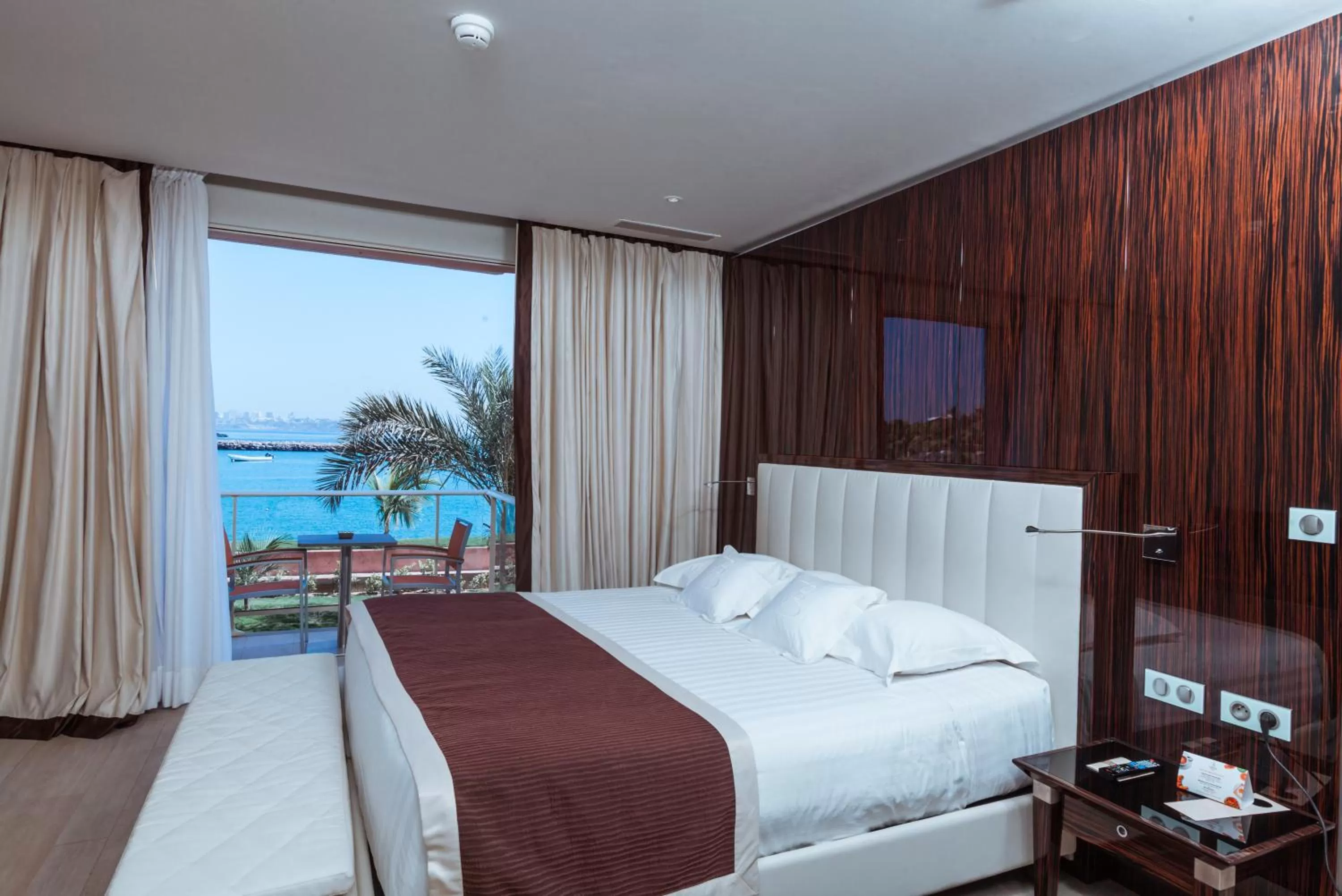 Day, Bed in Terrou-Bi