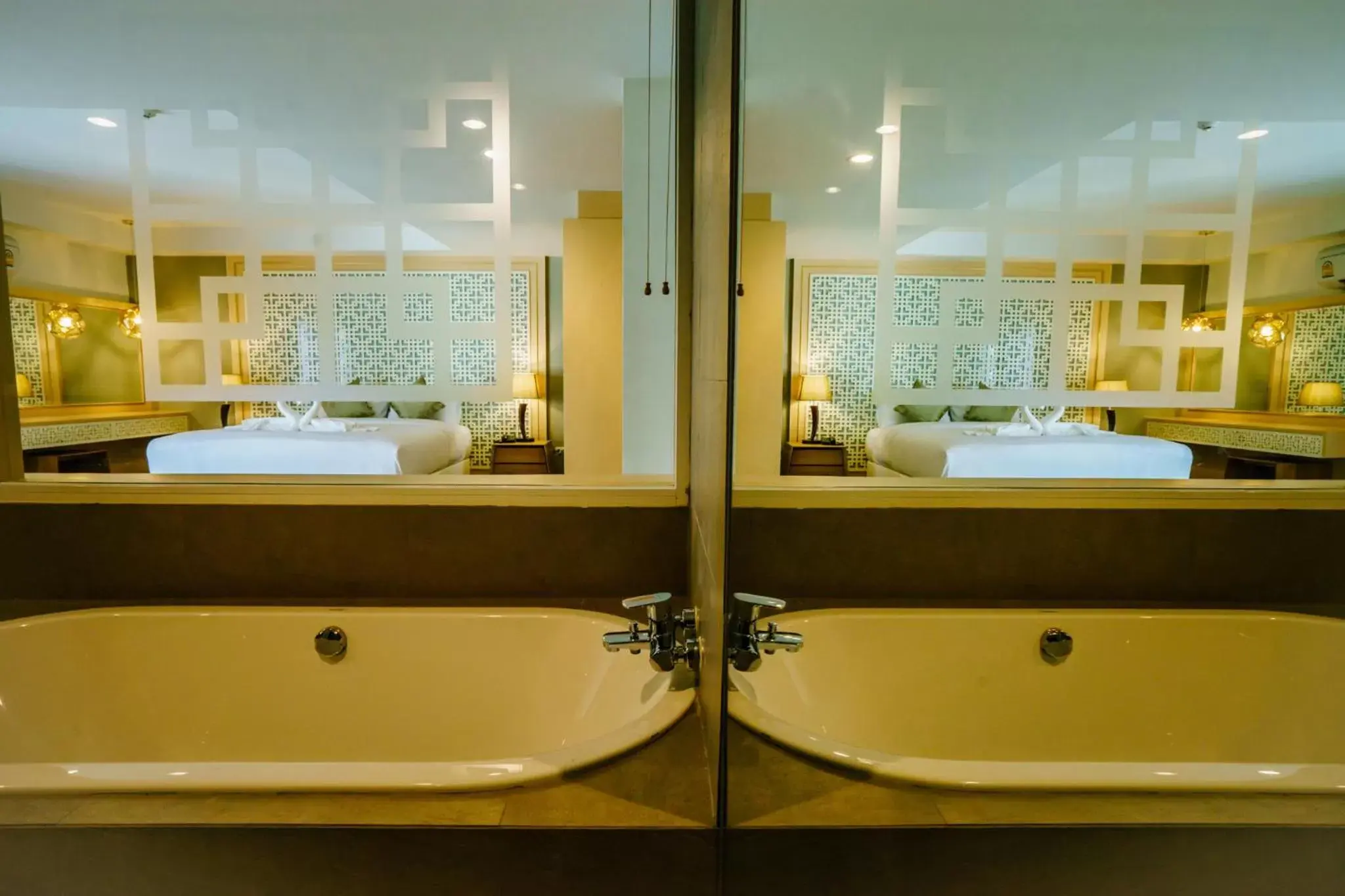 Hot Tub, Bathroom in Moon Dragon Hotel