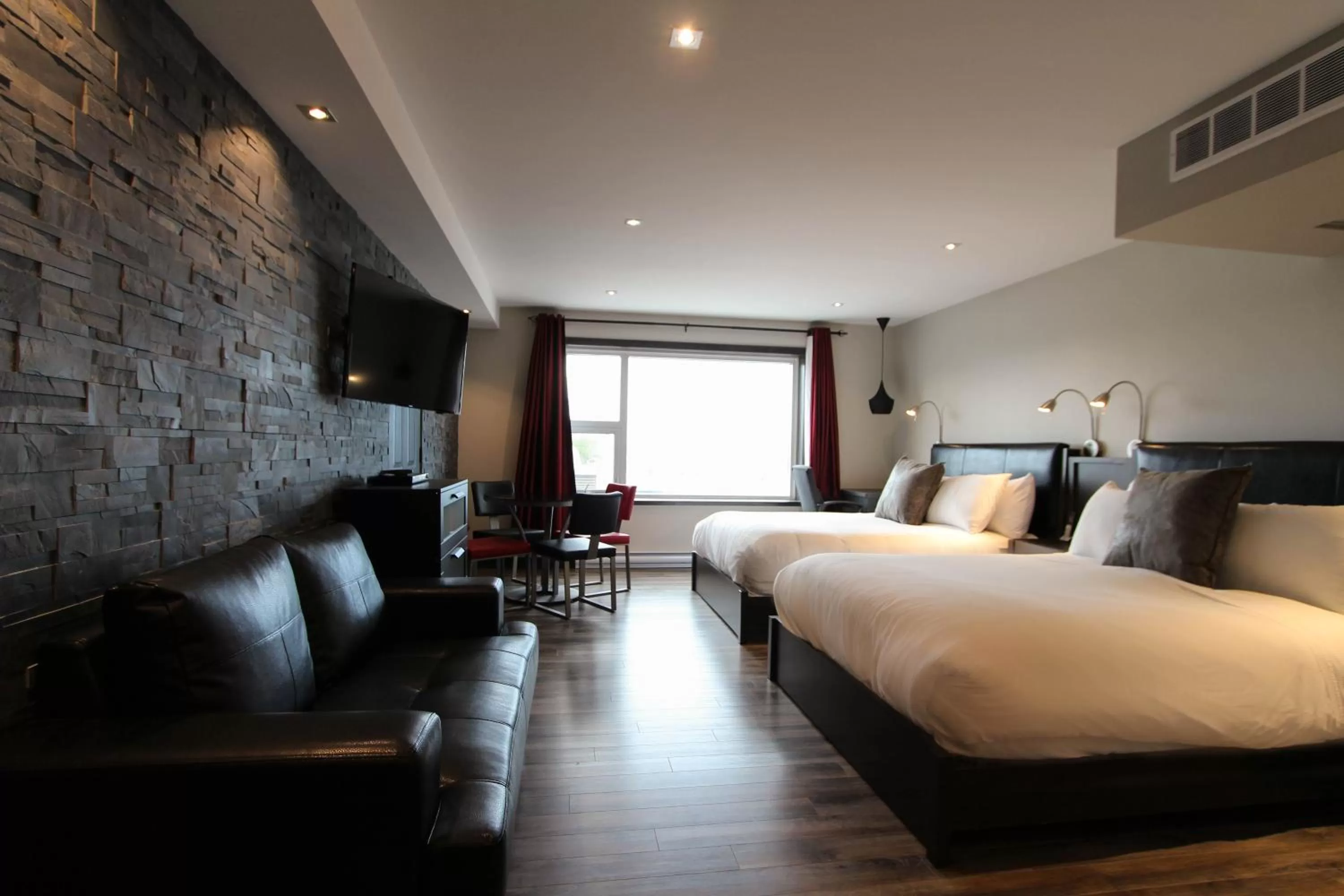 Photo of the whole room, Bed in Hôtel Saint-Germain Rimouski