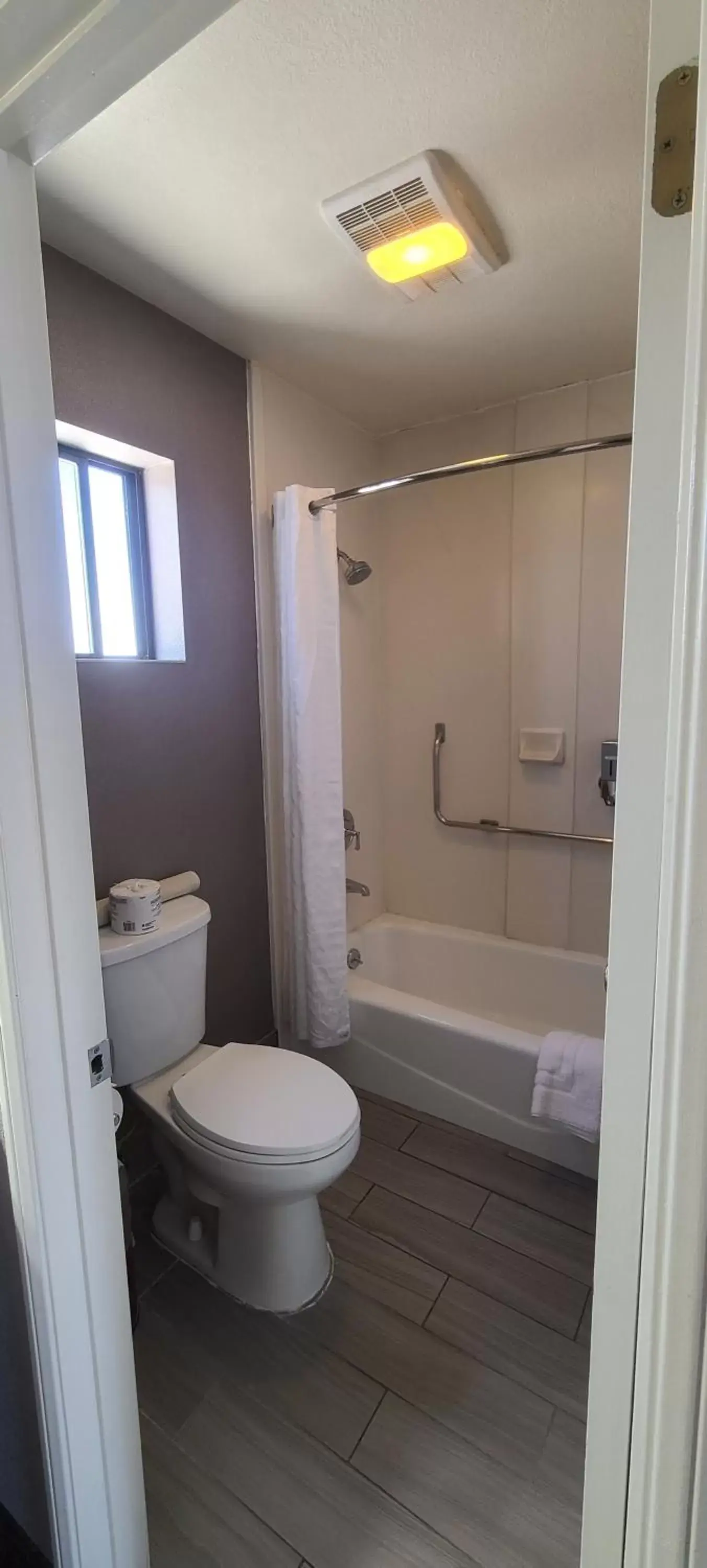 Shower, Bathroom in Dow Villa Motel