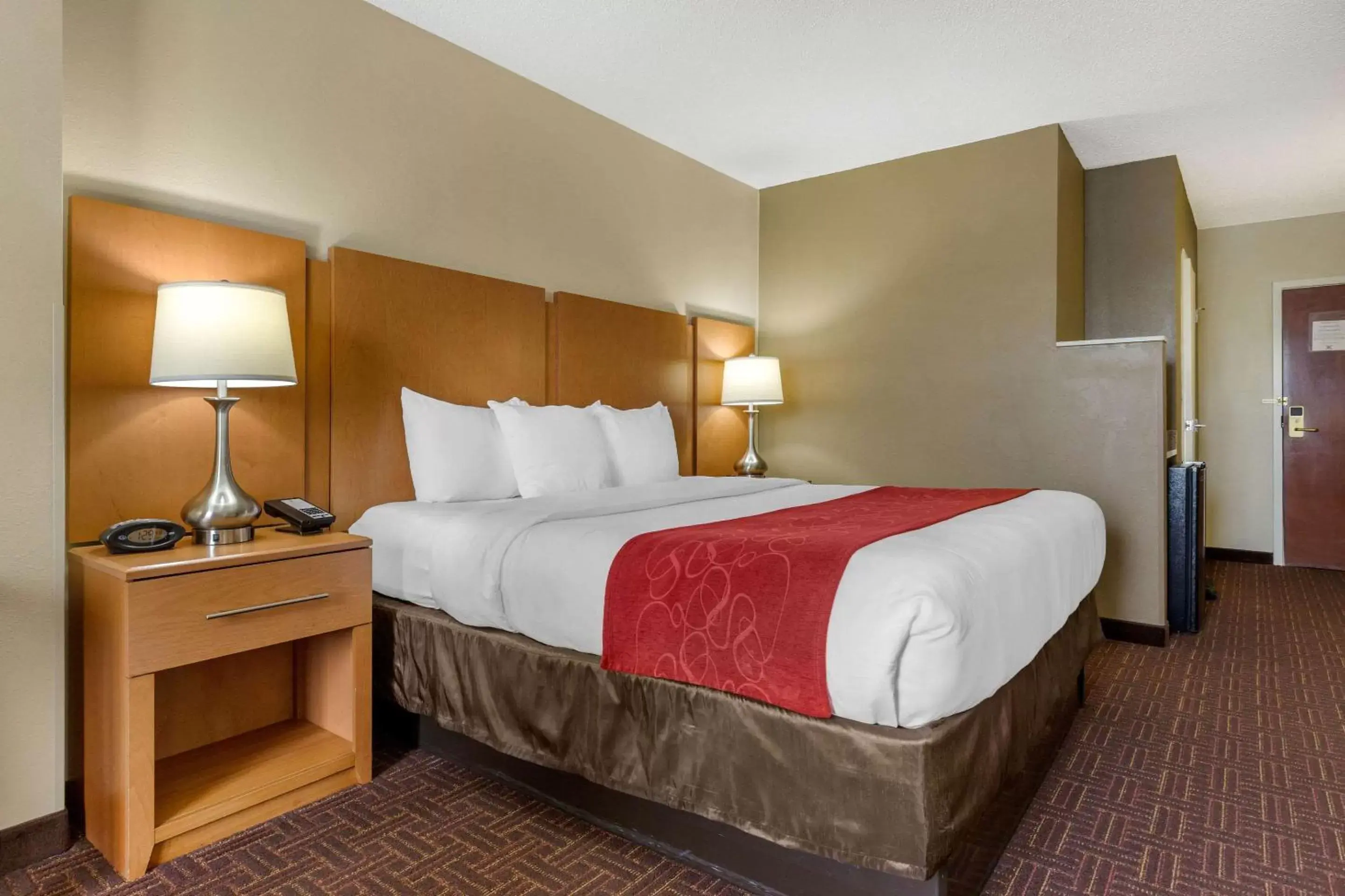 Photo of the whole room, Bed in Comfort Suites Hanes Mall