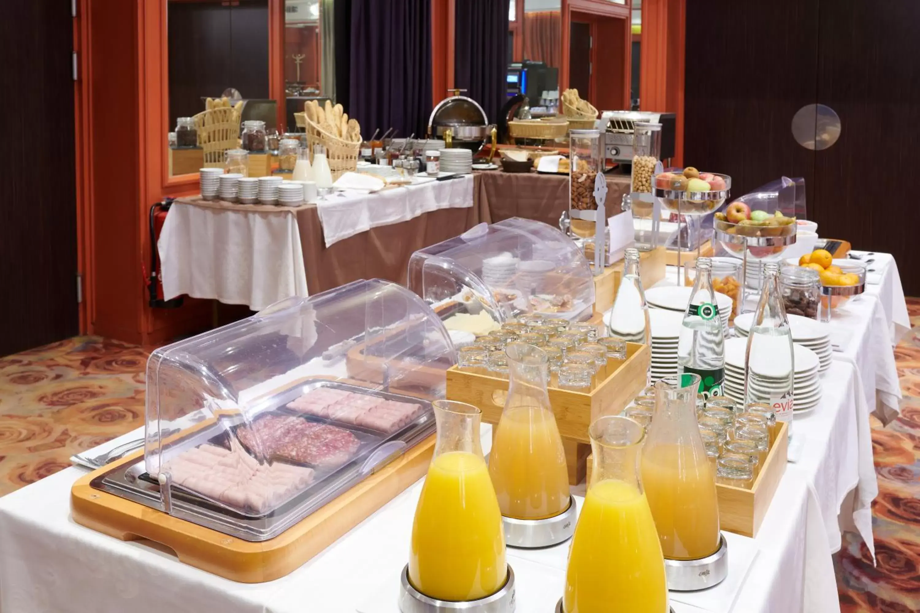 Buffet breakfast in Hotel Vacances Bleues Provinces Opera