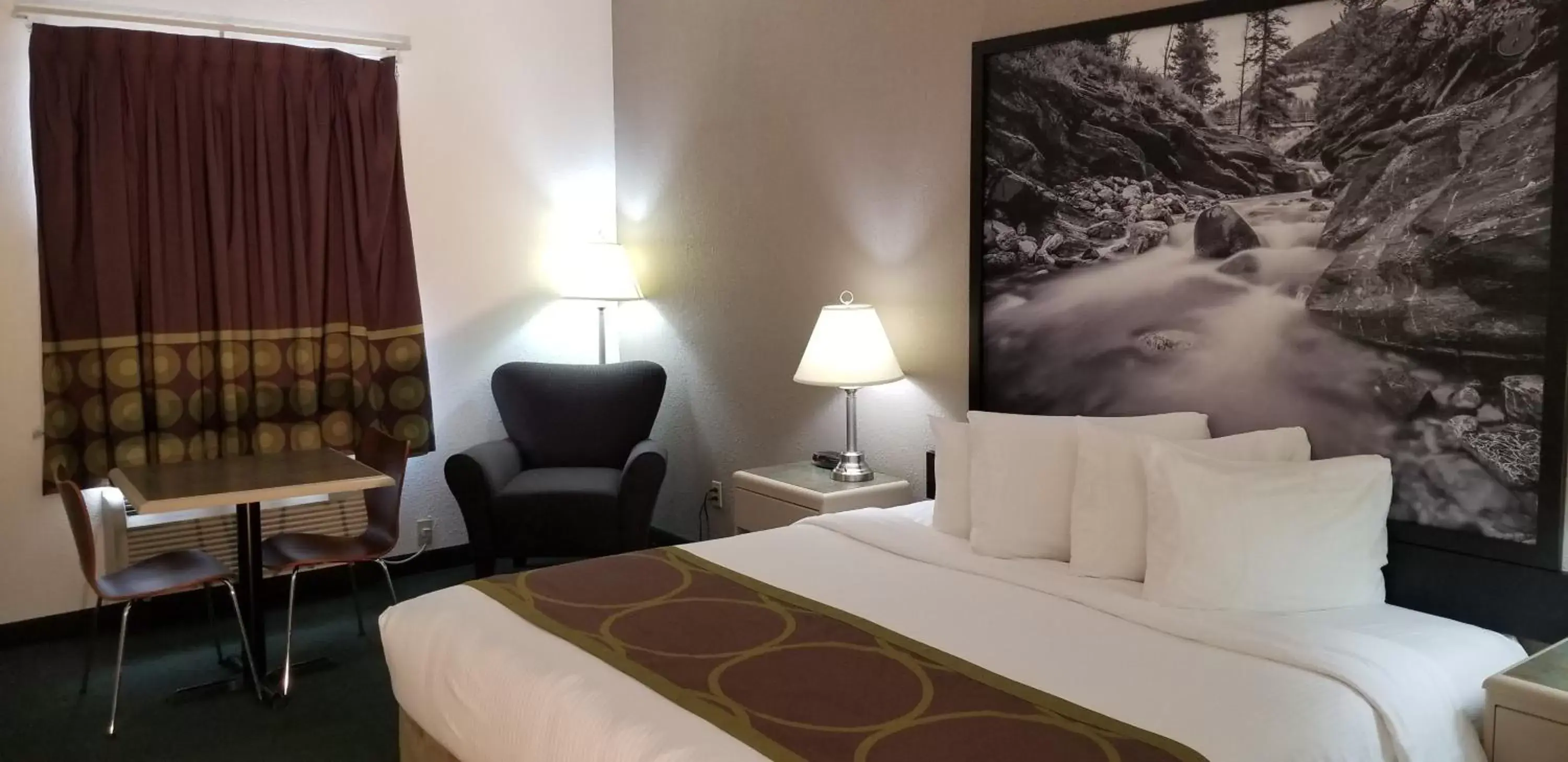 King Room - Non-Smoking in Super 8 by Wyndham Pincher Creek AB King Room - Non-Smoking in Super 8 by Wyndham Pincher Creek AB