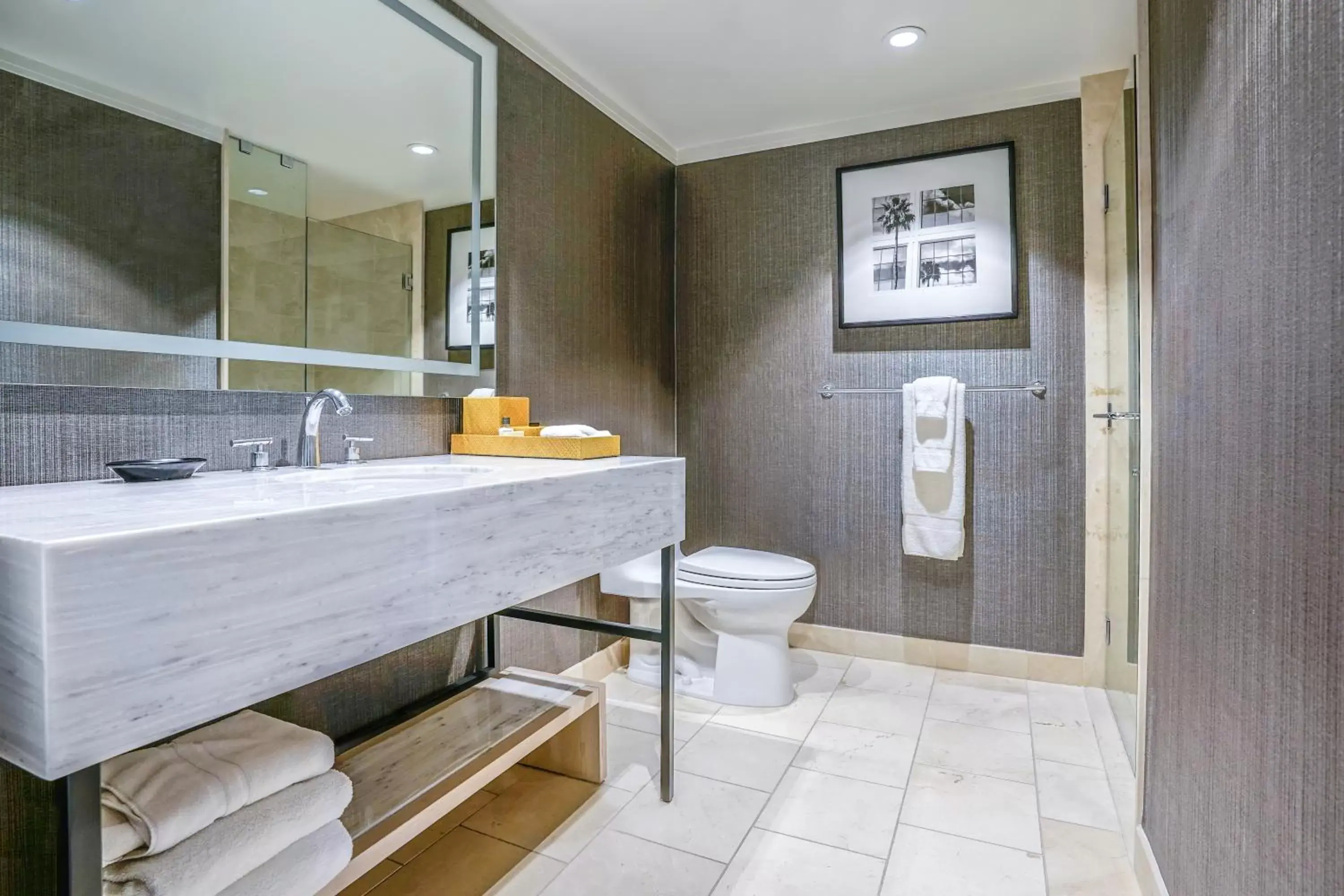 Bathroom in Hotel Amarano Burbank-Hollywood