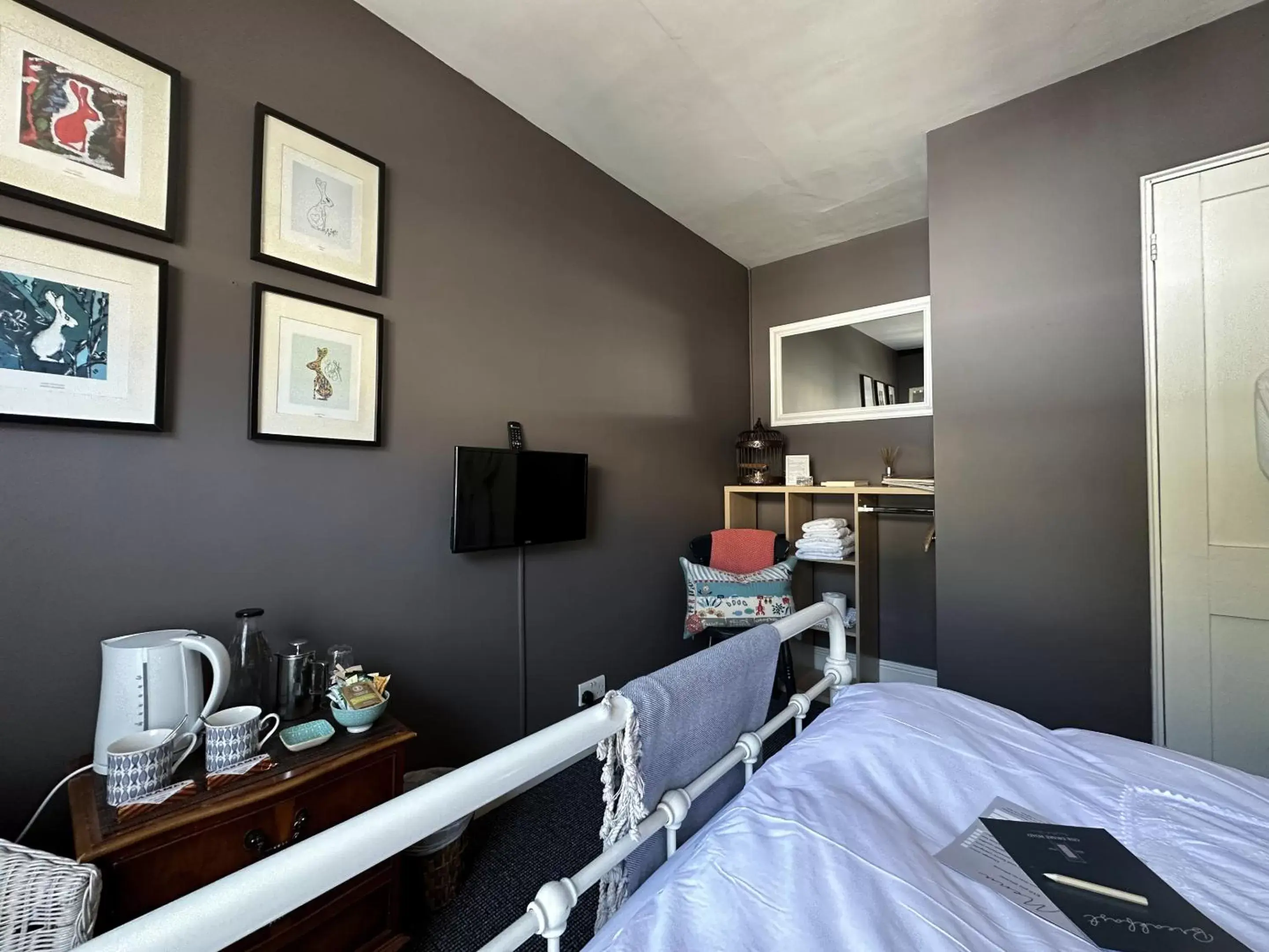 Cozy Double Room in One Drake Road and Apartments, Tavistock, Devon