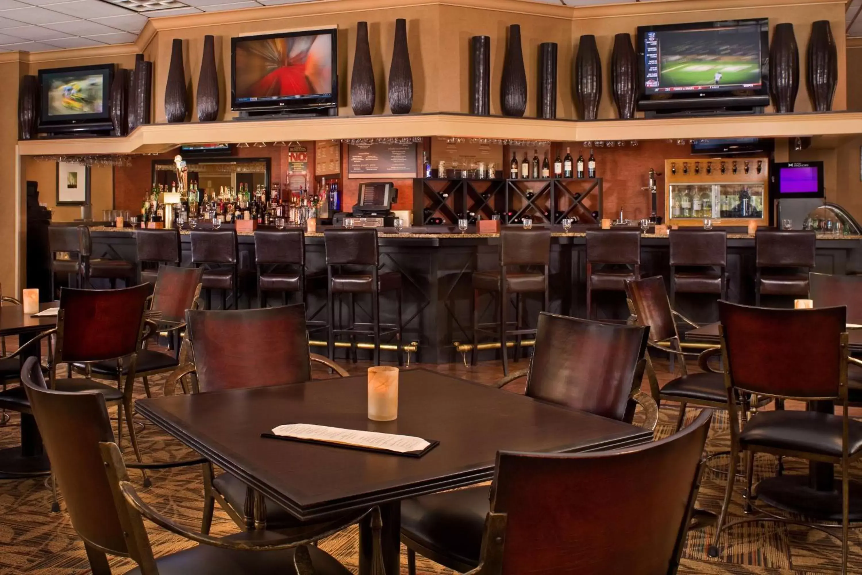 Lounge or bar, Restaurant/Places to Eat in DoubleTree by Hilton Pittsburgh - Meadow Lands