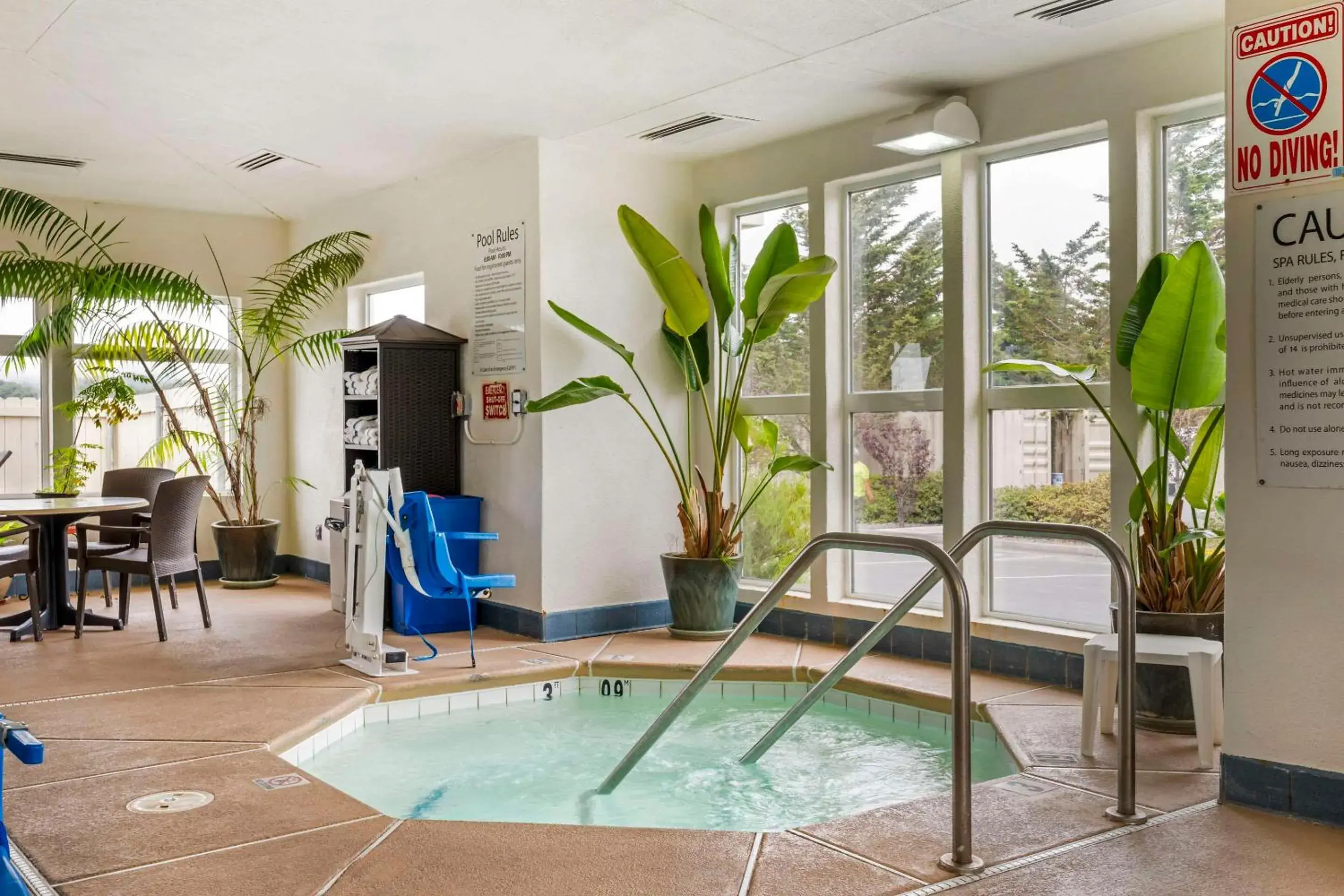 Swimming pool in Comfort Inn & Suites Redwood Country