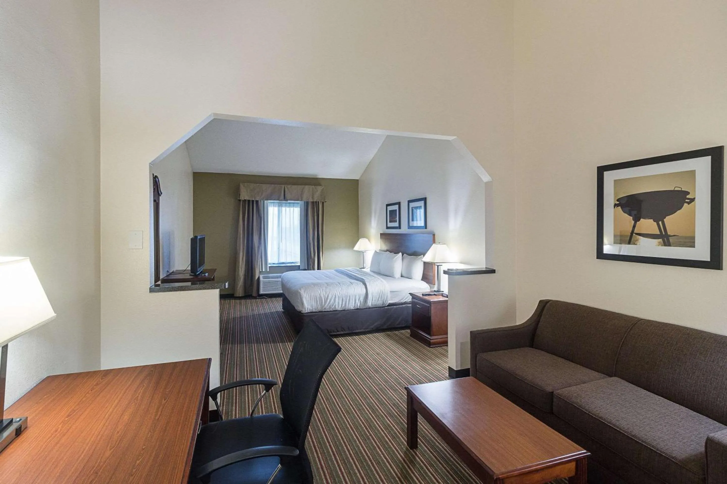 Photo of the whole room, Bed in Quality Inn & Suites West Chase