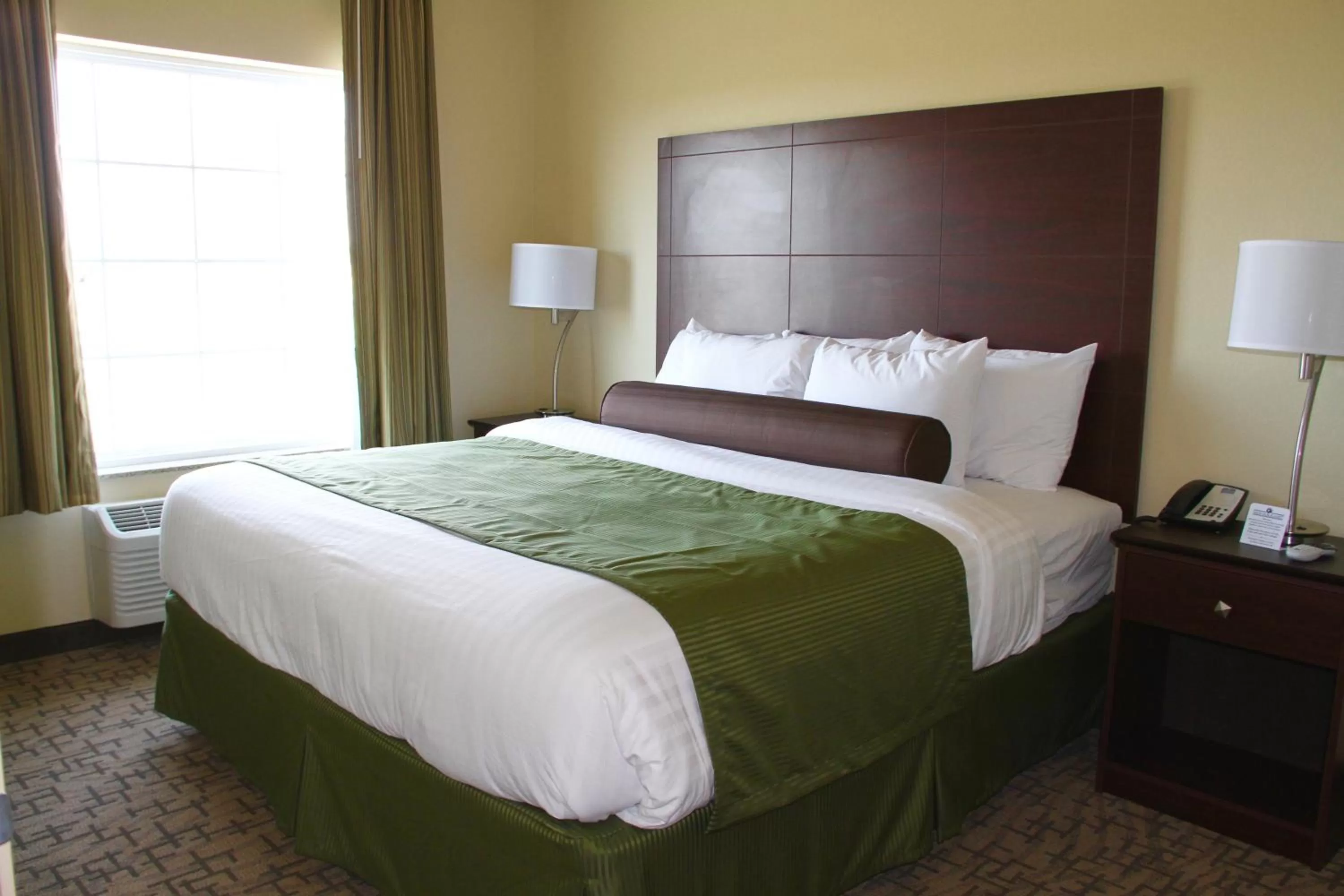 Bedroom, Bed in Cobblestone Hotel & Suites - Devils Lake