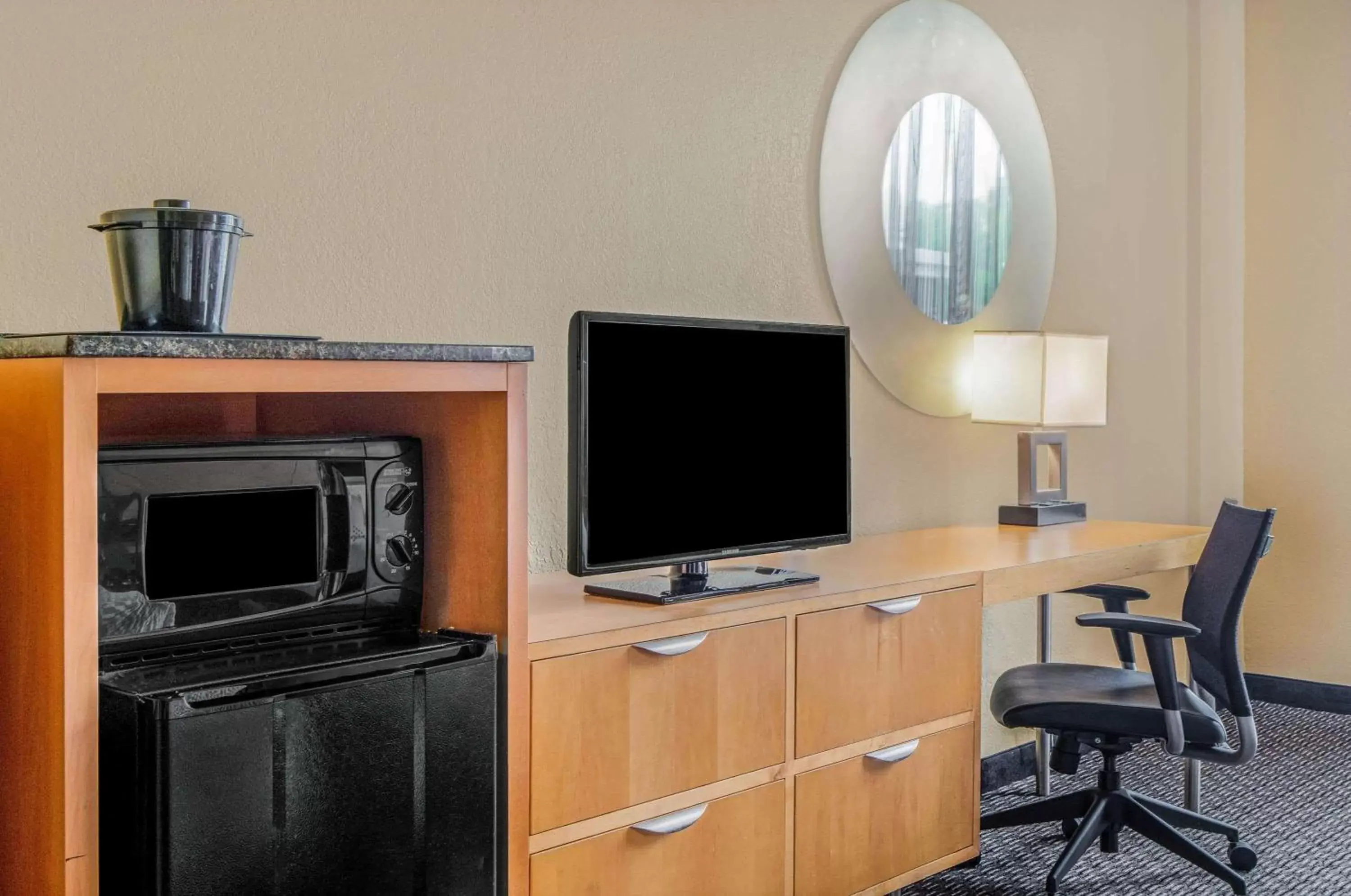 Photo of the whole room, TV/Entertainment Center in La Quinta by Wyndham Naples Downtown