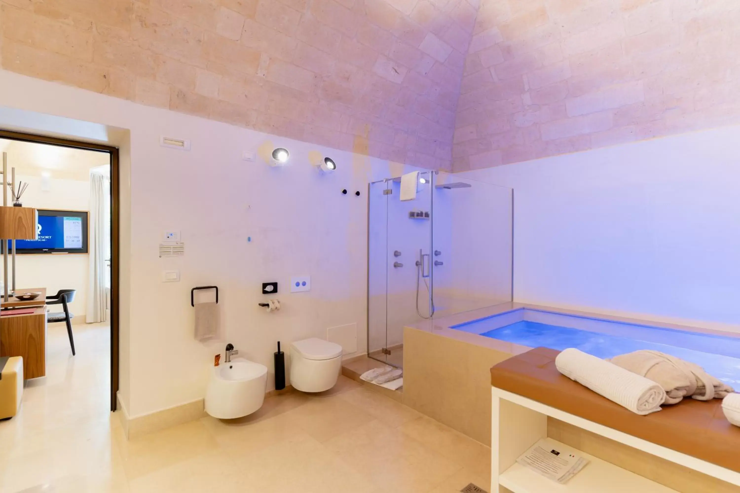 Hot Tub, Bathroom in Quarry Resort