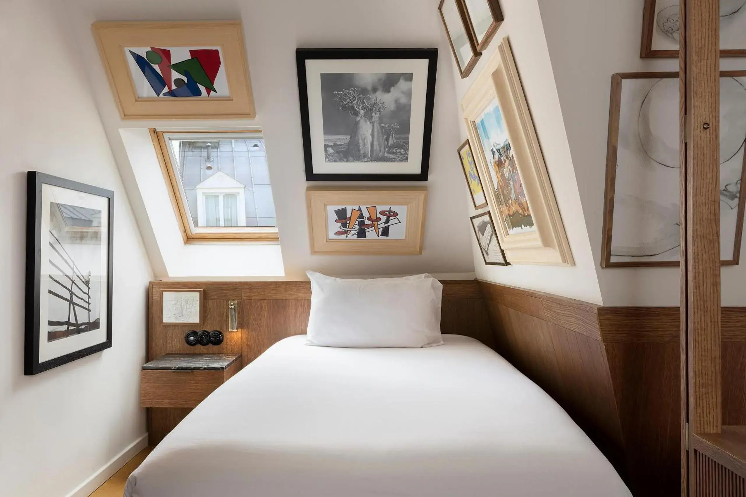 Bed in Hotel Pulitzer Paris