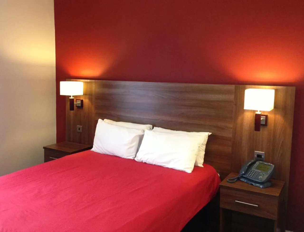 Bedroom, Bed in Ely House Hotel