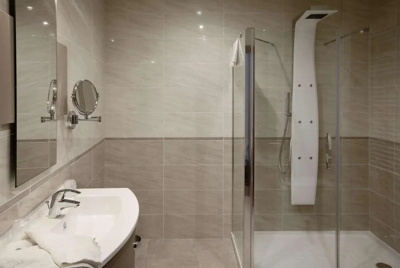 Bathroom in Brit Hotel de Grignan Vichy