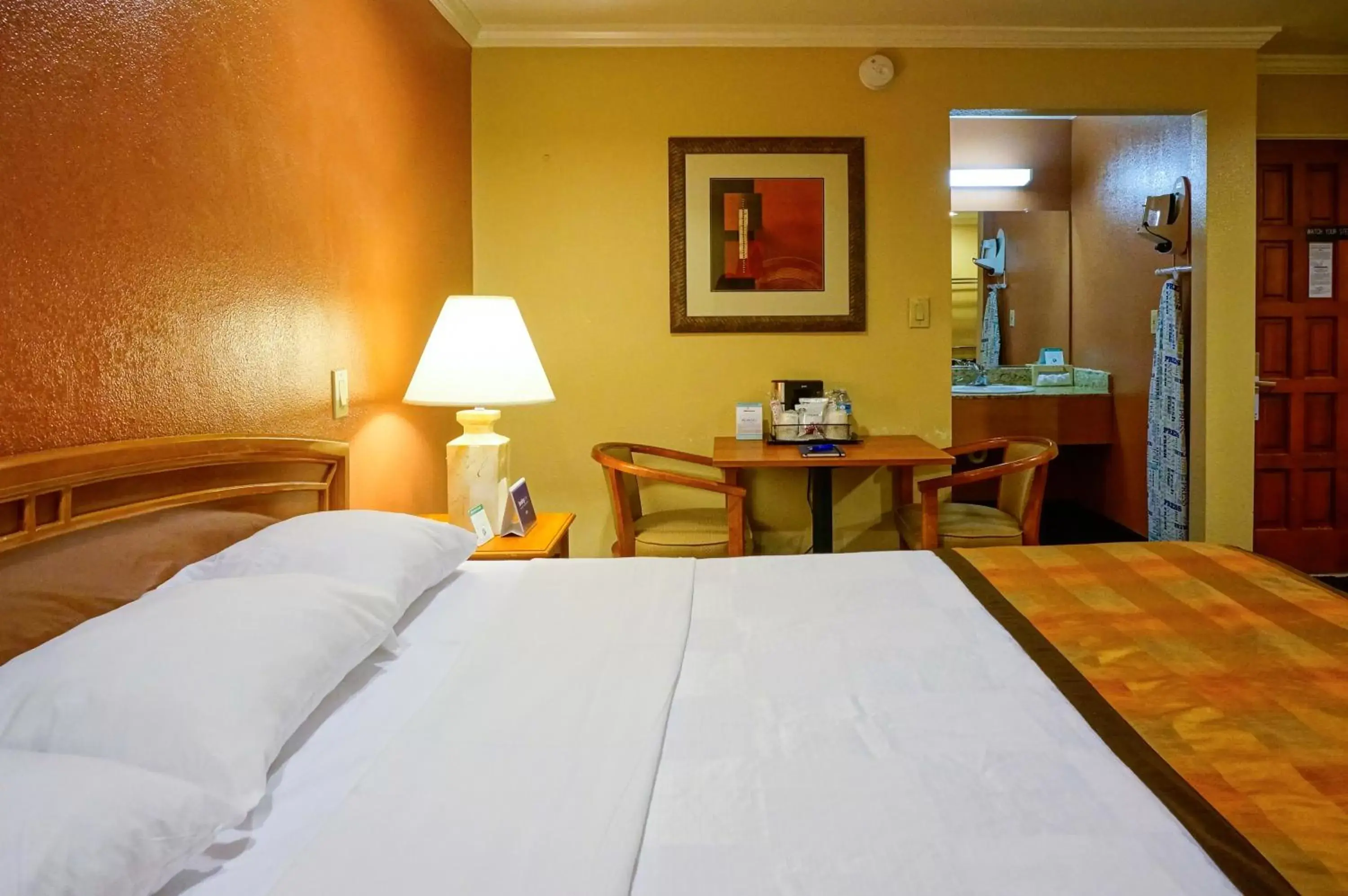 Bedroom, Bed in Hotel Parmani