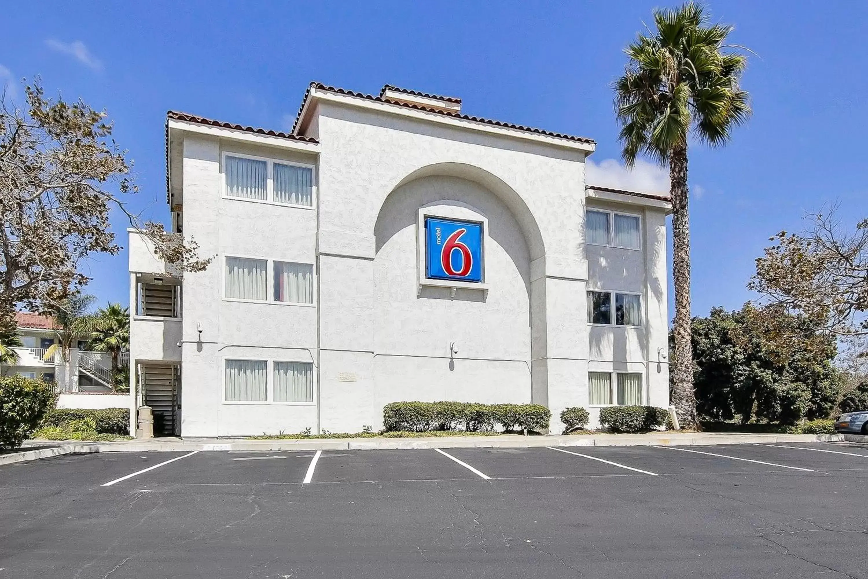Facade/entrance in Motel 6-Ventura, CA - South Facade/entrance in Motel 6-Ventura, CA - South