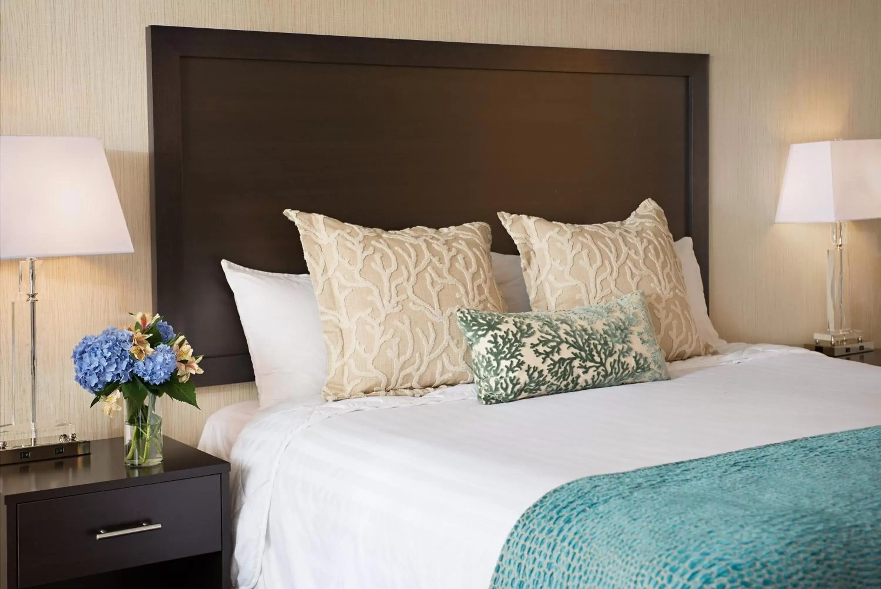Bed in Port Inn & Suites Kennebunk, Ascend Hotel Collection