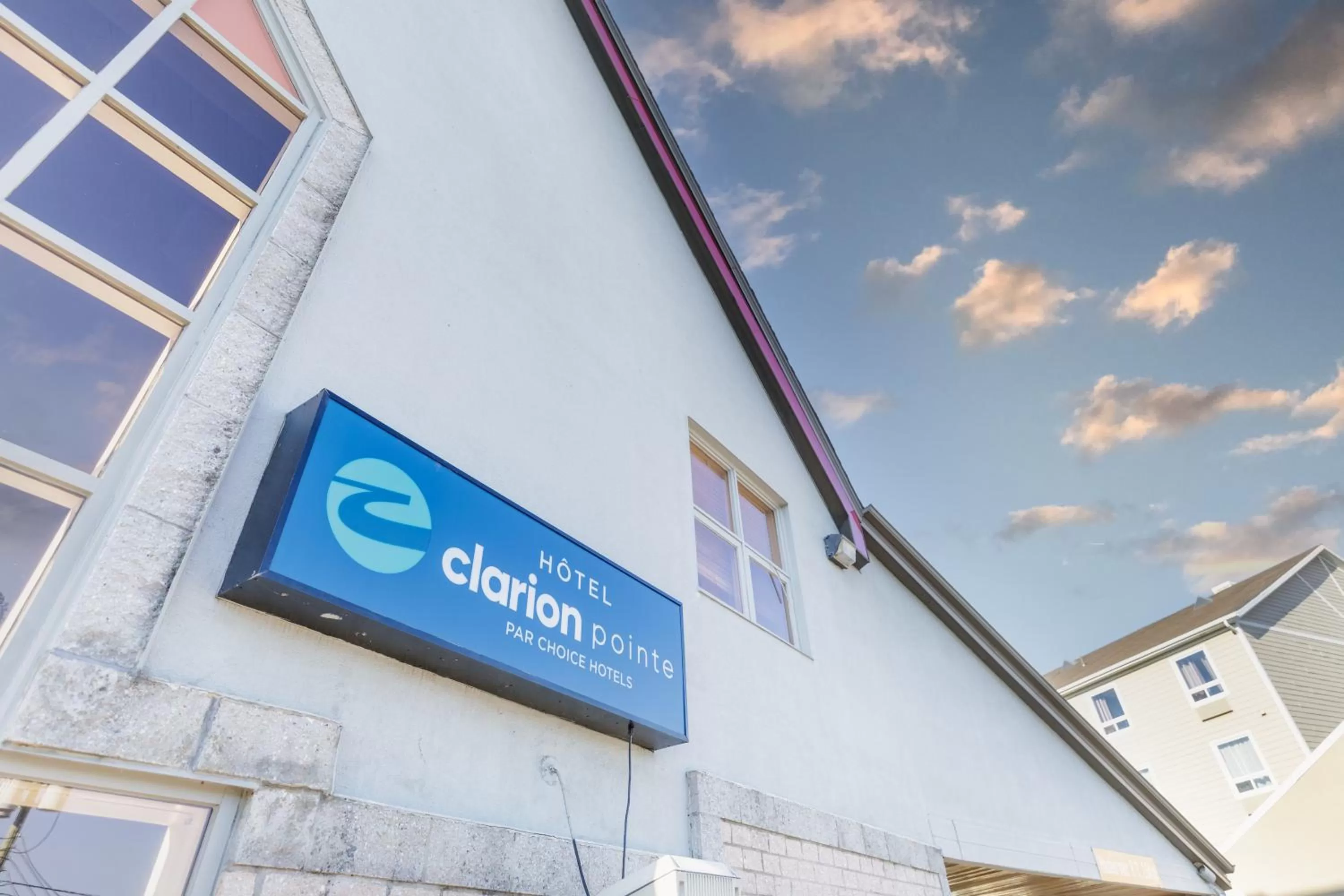 Property building in Clarion Pointe Quebec Airport