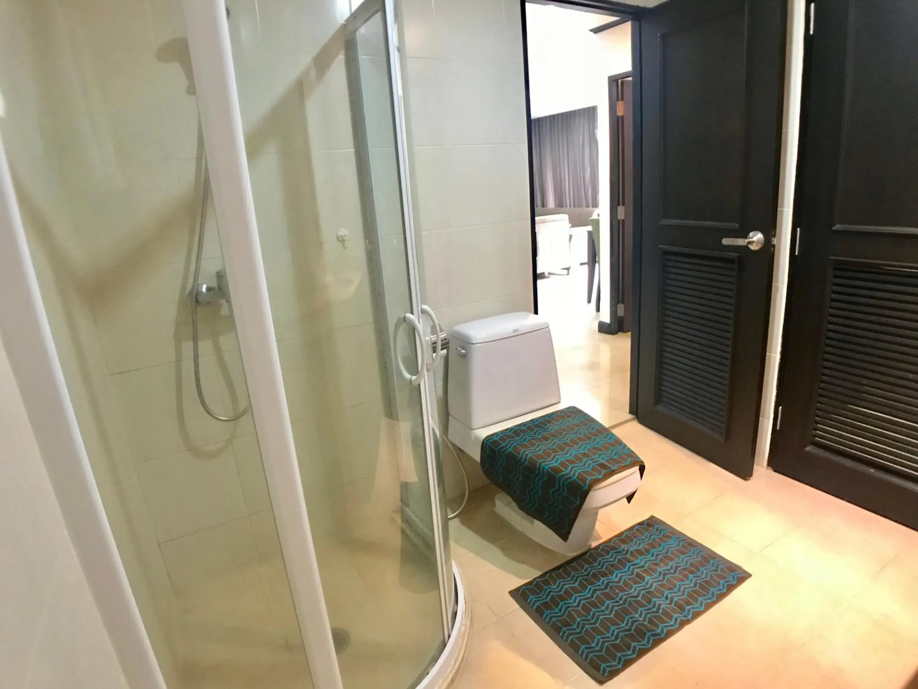 Shower, Bathroom in Twin Peaks Sukhumvit Suites