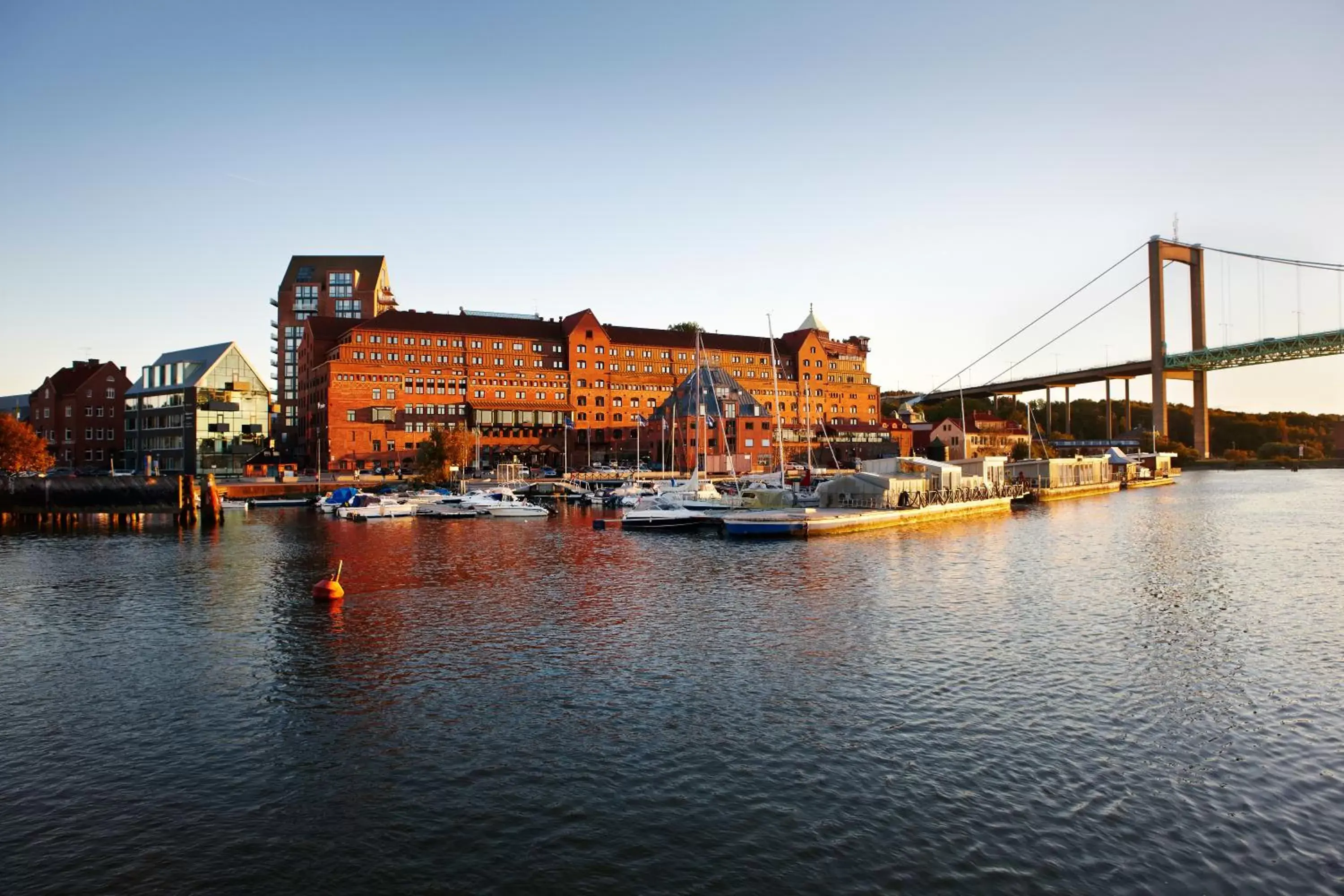 Property building in Quality Hotel Waterfront Property building in Quality Hotel Waterfront