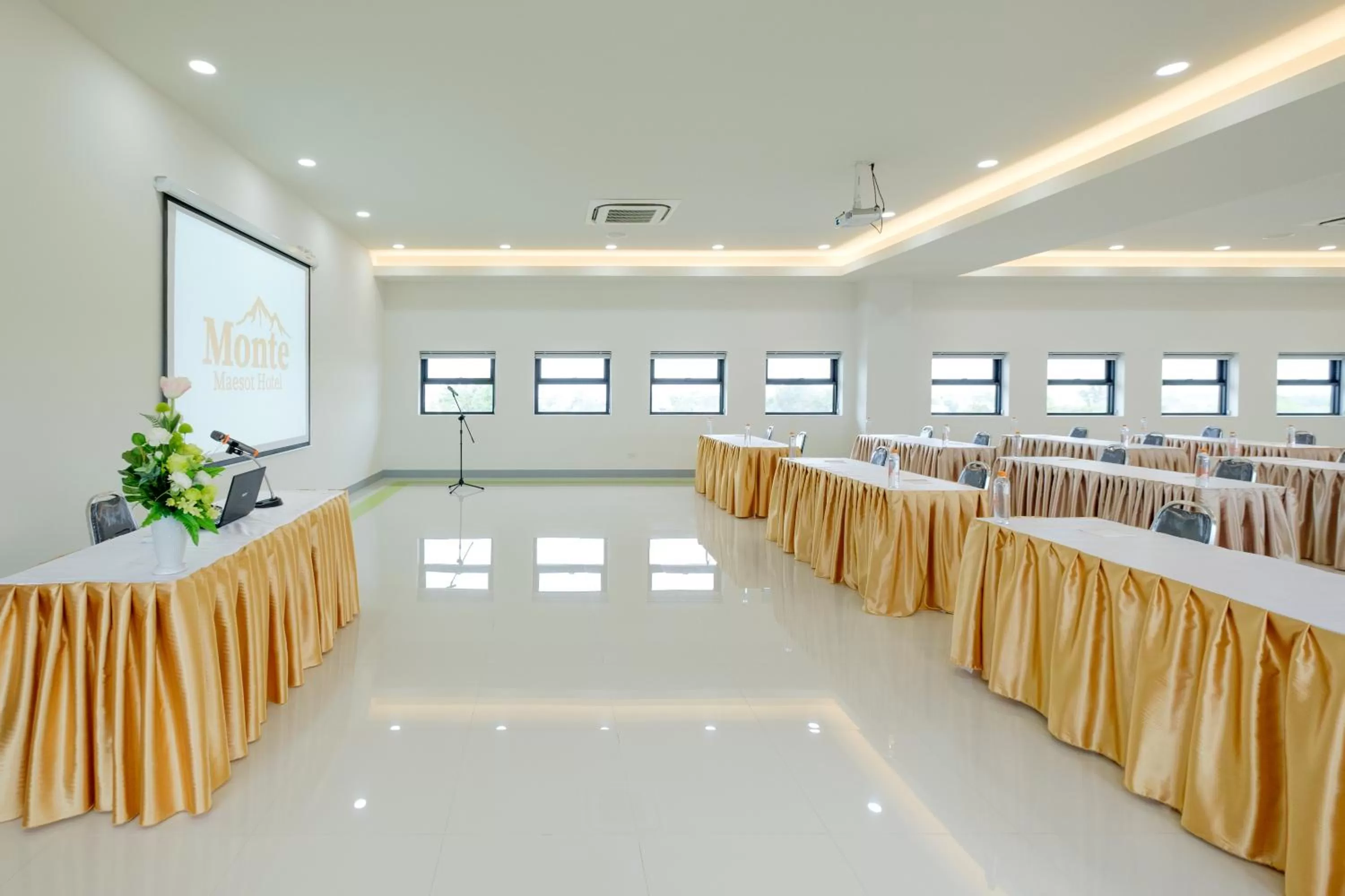 Meeting/conference room in Monte Maesot hotel