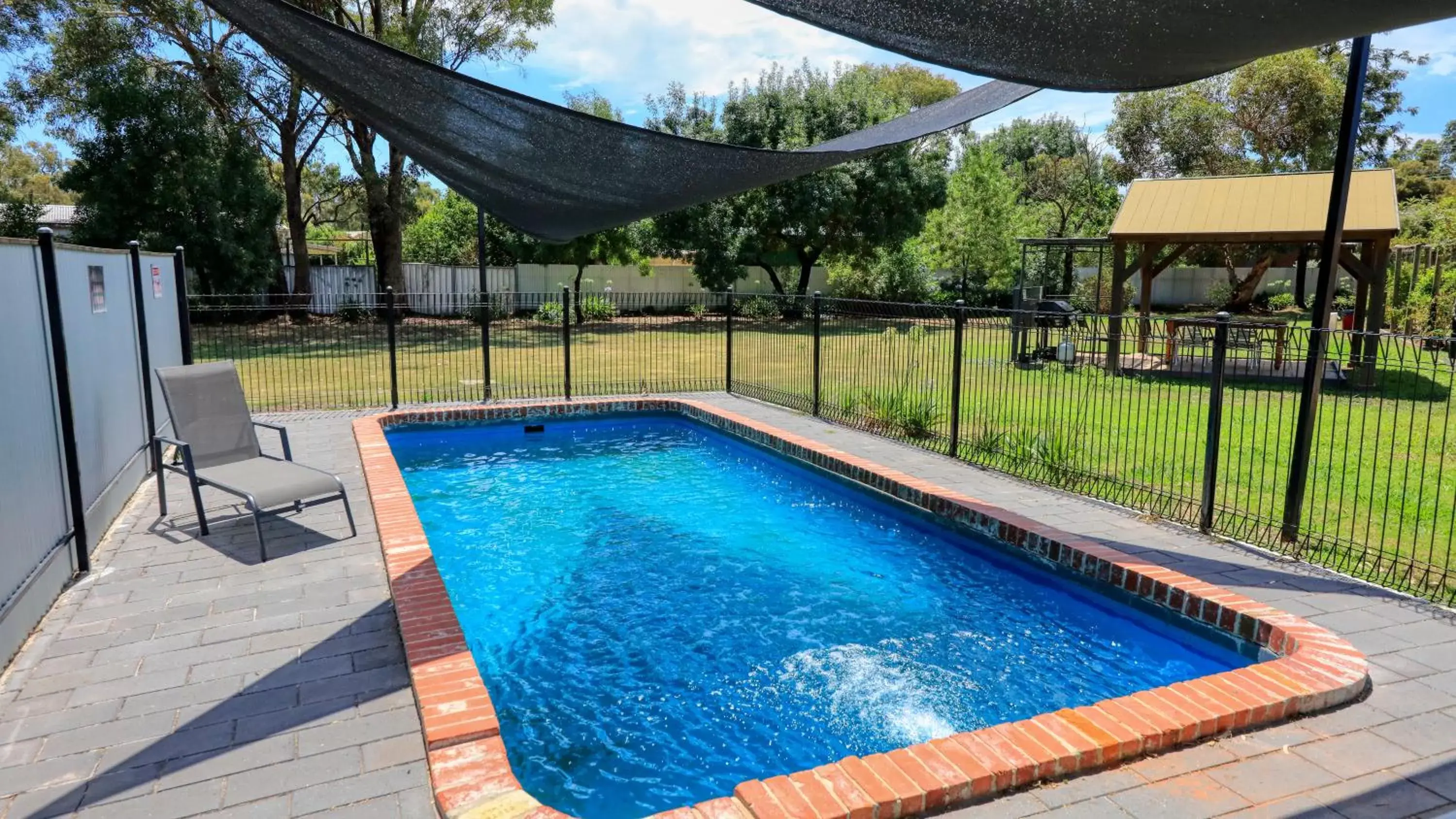 Swimming Pool in Rose City Motor Inn