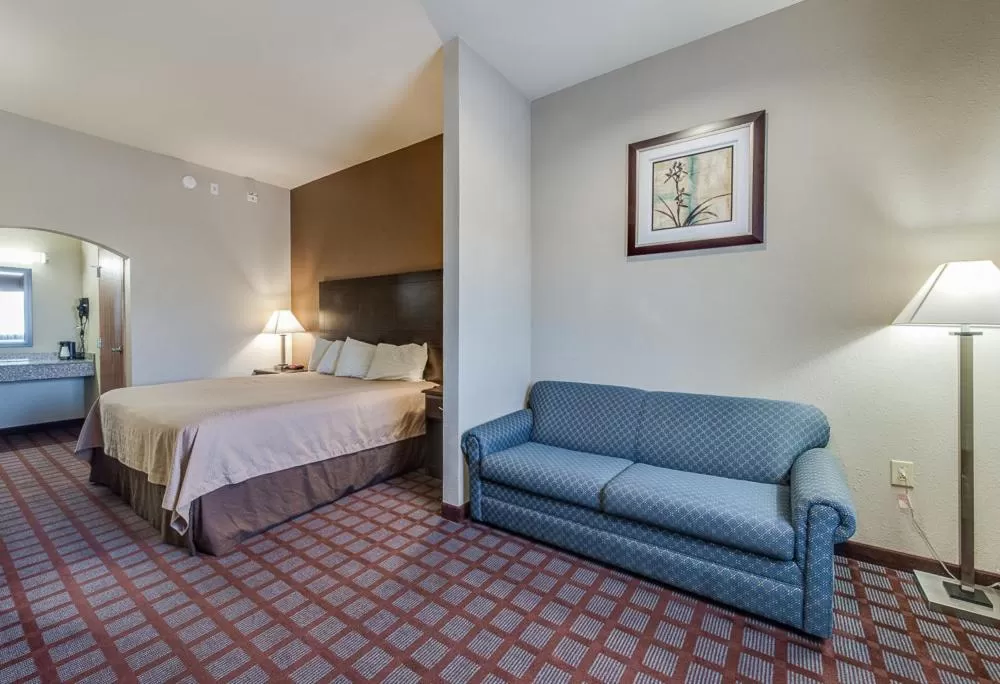 Bed in Executive Inn & Suites Cushing