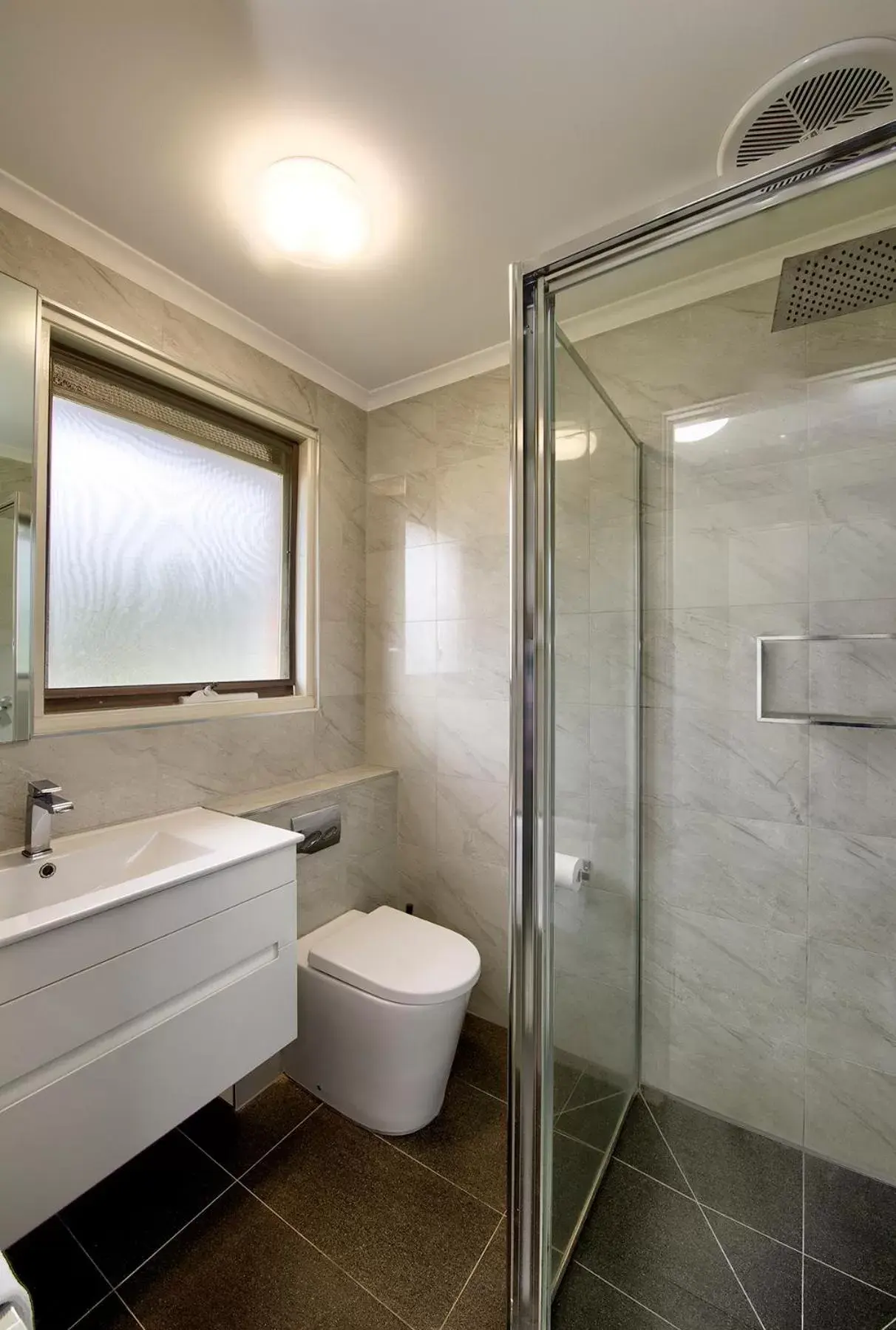 Shower, Bathroom in Frankston Motel