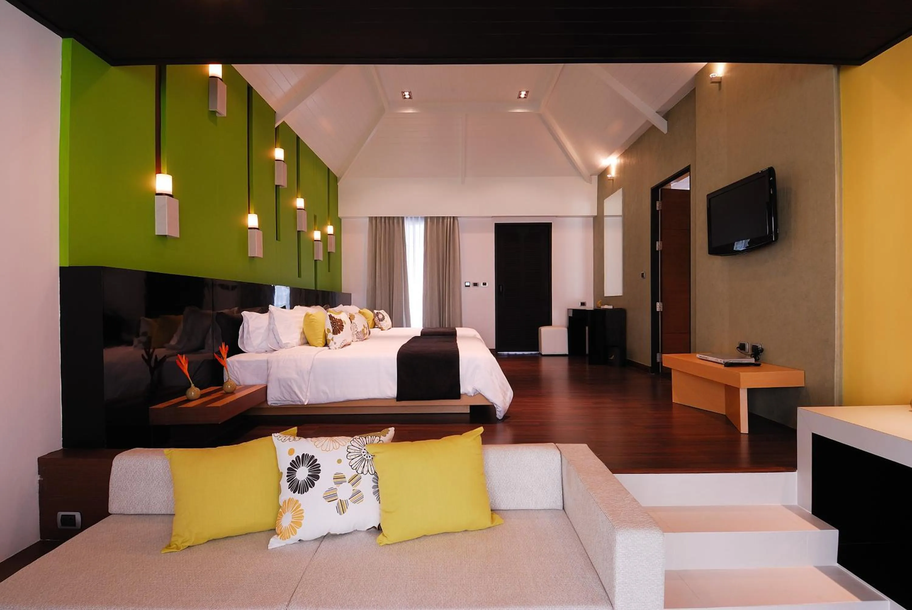 Living room, Bed in Long Beach Garden Hotel & Pavilions