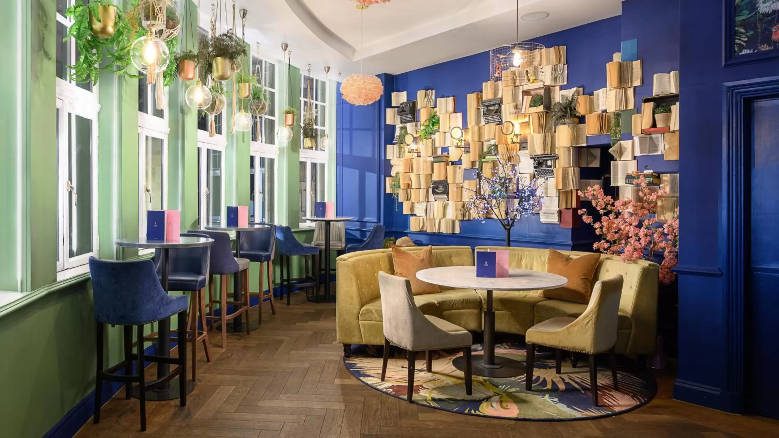 Lounge or bar, Restaurant/Places to Eat in voco Grand Central - Glasgow, an IHG Hotel