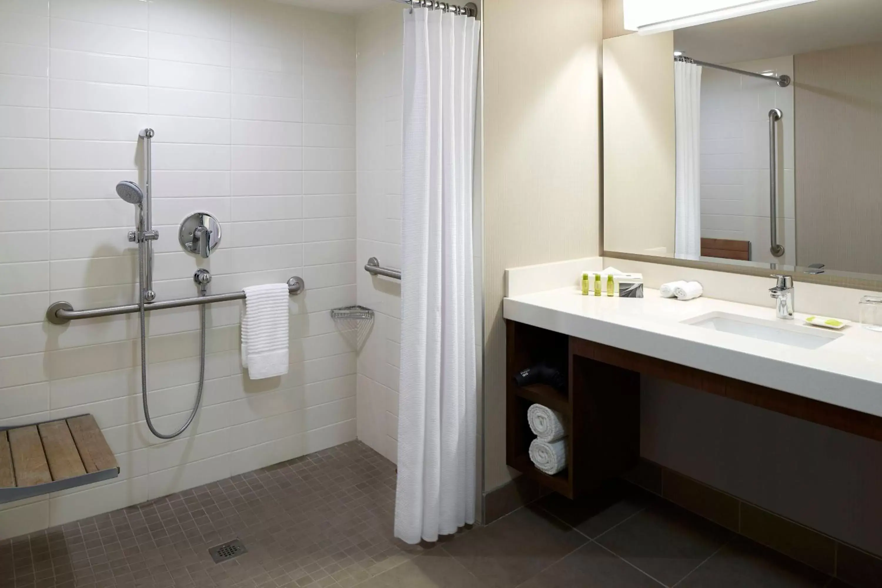 Photo of the whole room, Bathroom in Delta Hotels by Marriott Kingston Waterfront
