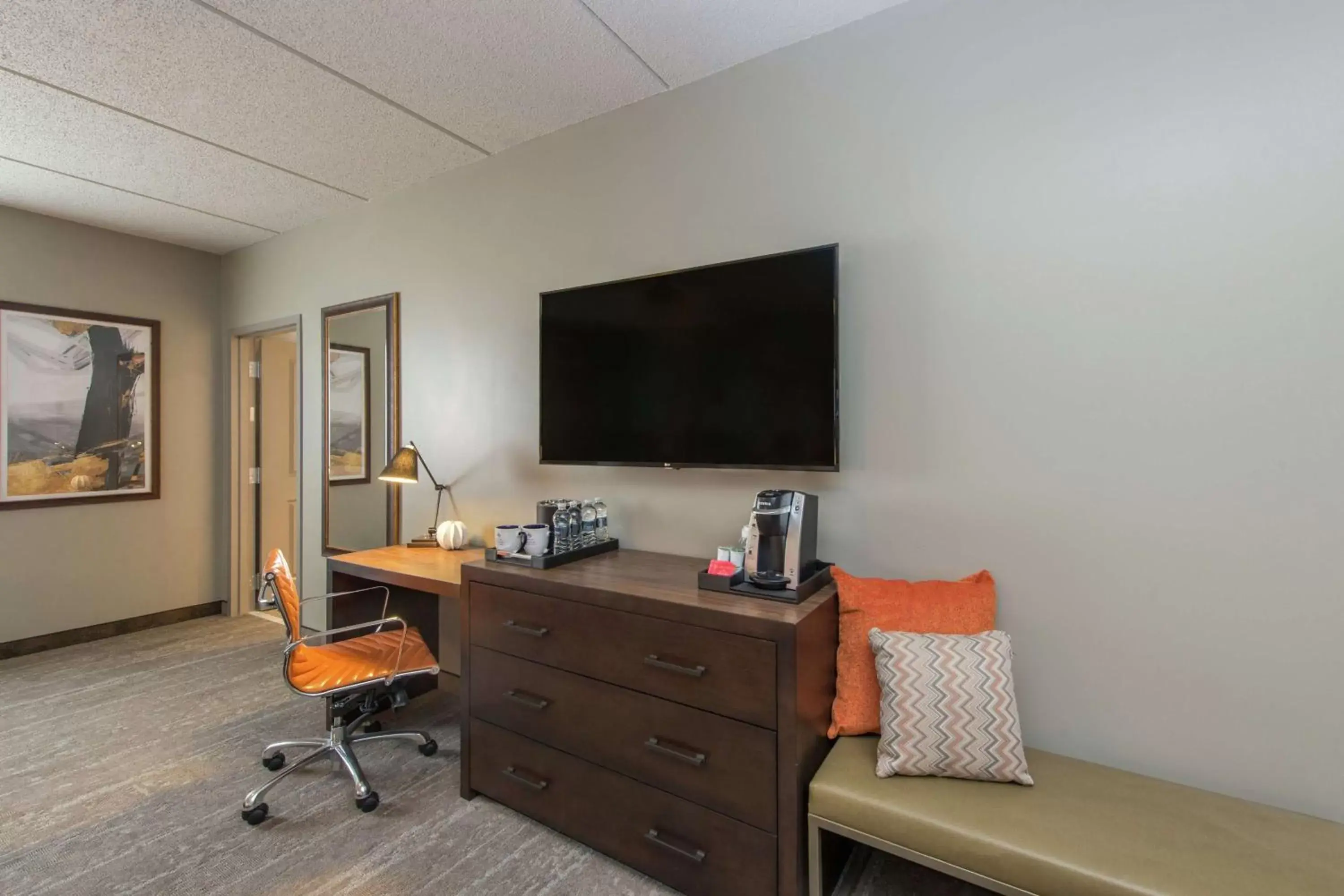 Bedroom, TV/Entertainment Center in Hotel Saranac, Curio Collection By Hilton