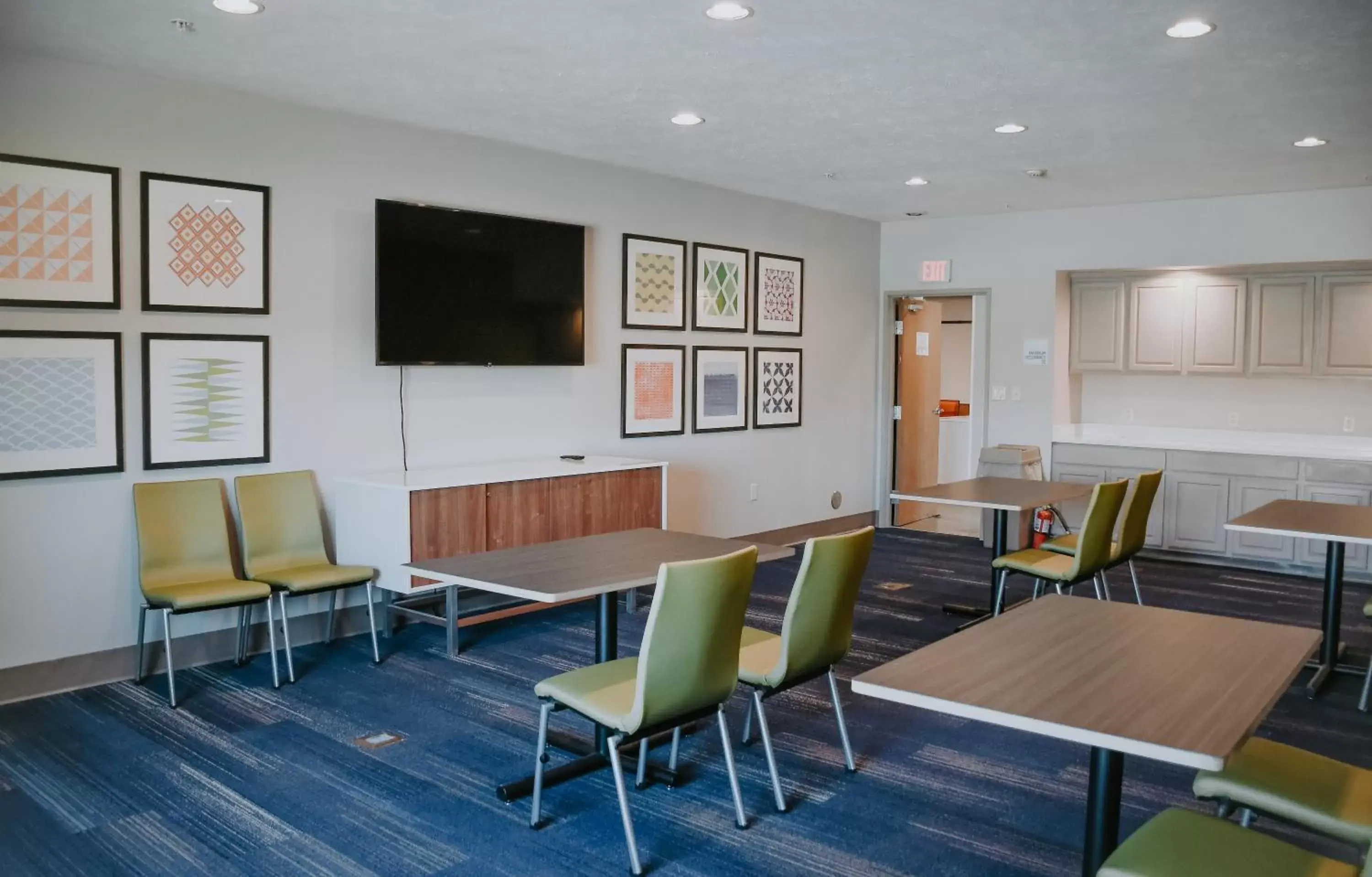 Meeting/conference room, TV/Entertainment Center in Holiday Inn Express Hotel & Suites Lincoln South, an IHG Hotel