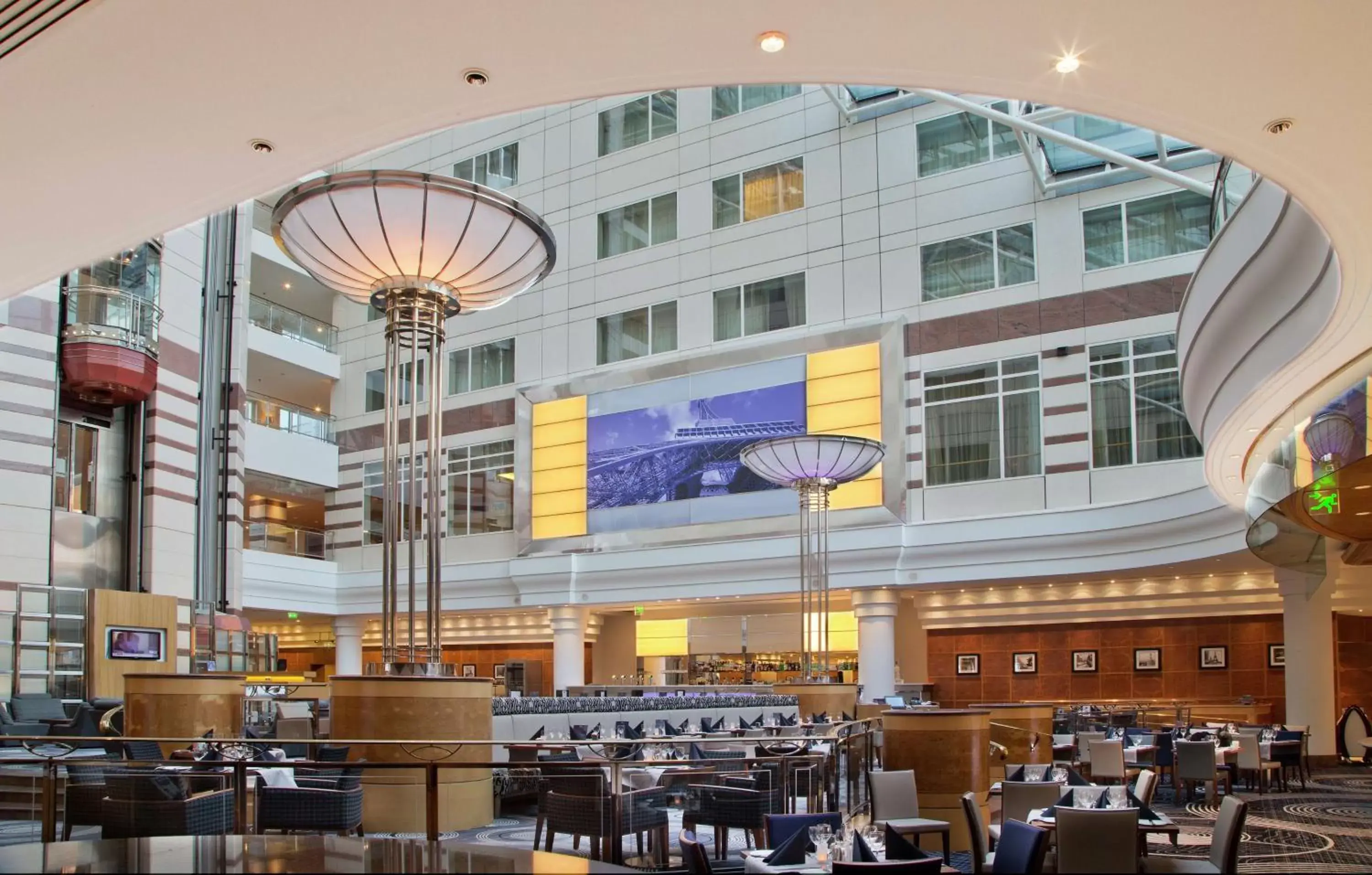 Dining area, Property Building in Hilton Paris Charles De Gaulle Airport