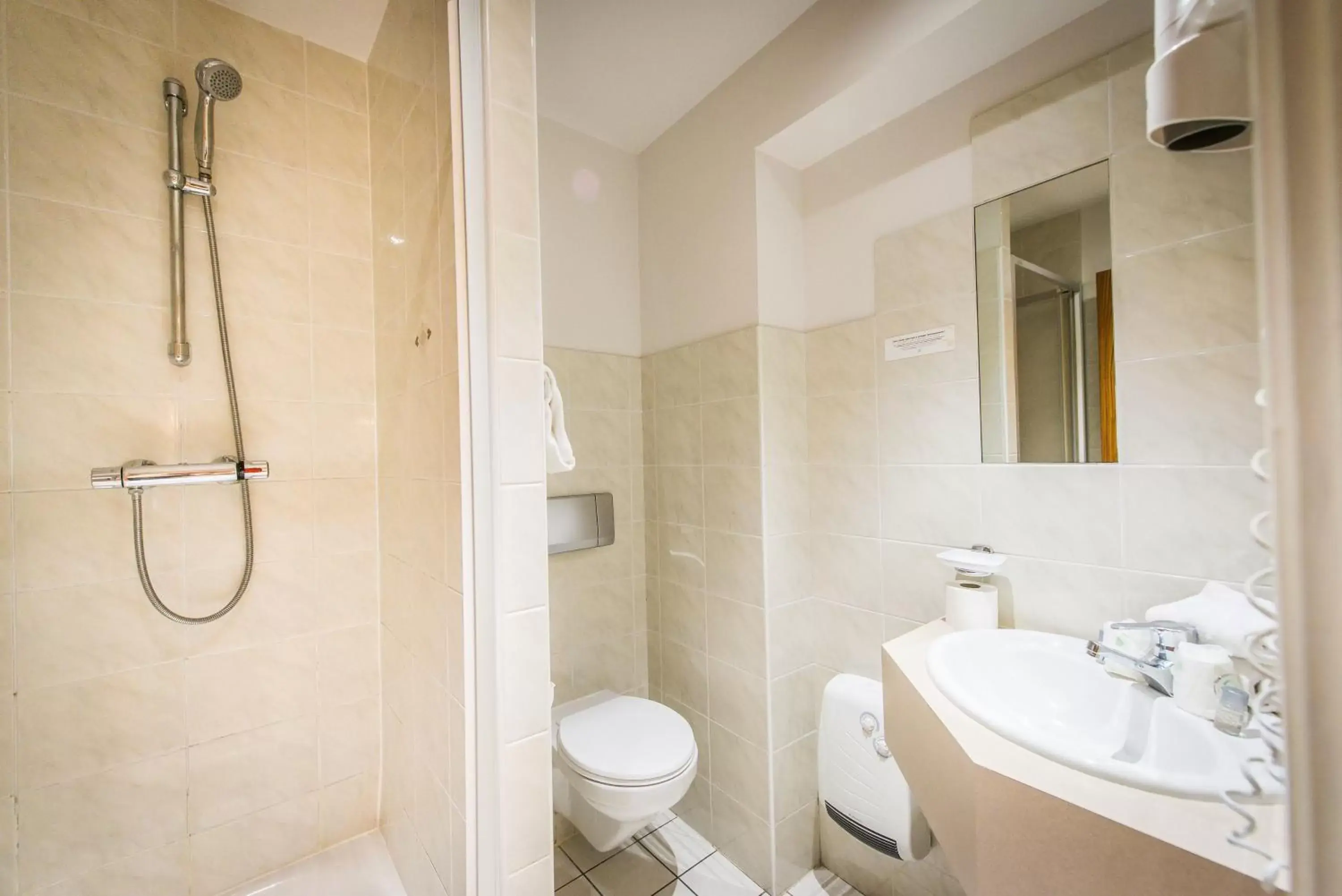 Shower, Bathroom in Hôtel Au Lion
