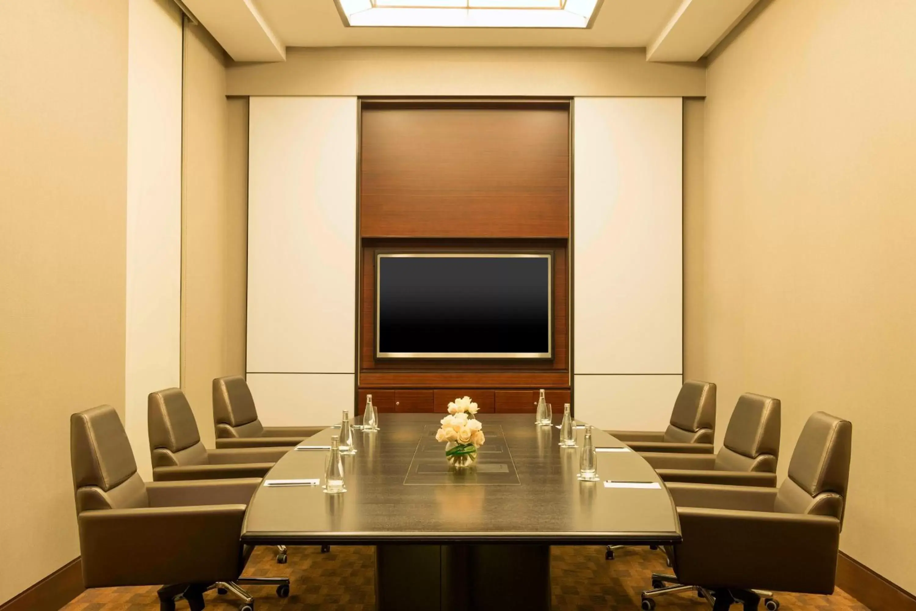 Meeting/conference room, TV/Entertainment Center in Le Méridien City Centre Bahrain