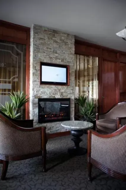 Communal lounge/ TV room, Seating Area in Motel Du Chevalier