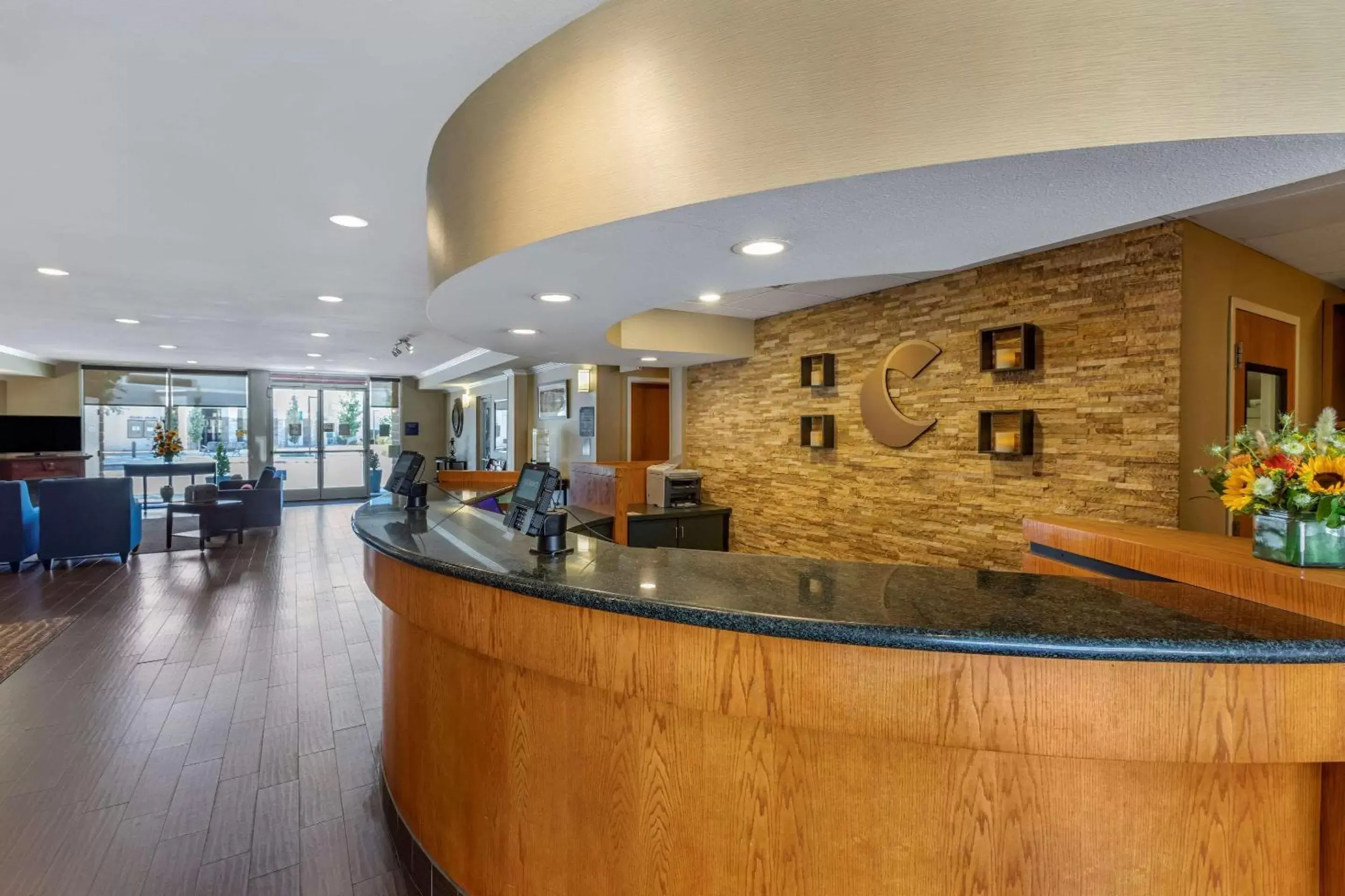 Lobby or reception, Lounge/Bar in Comfort Suites Visalia Convention Center
