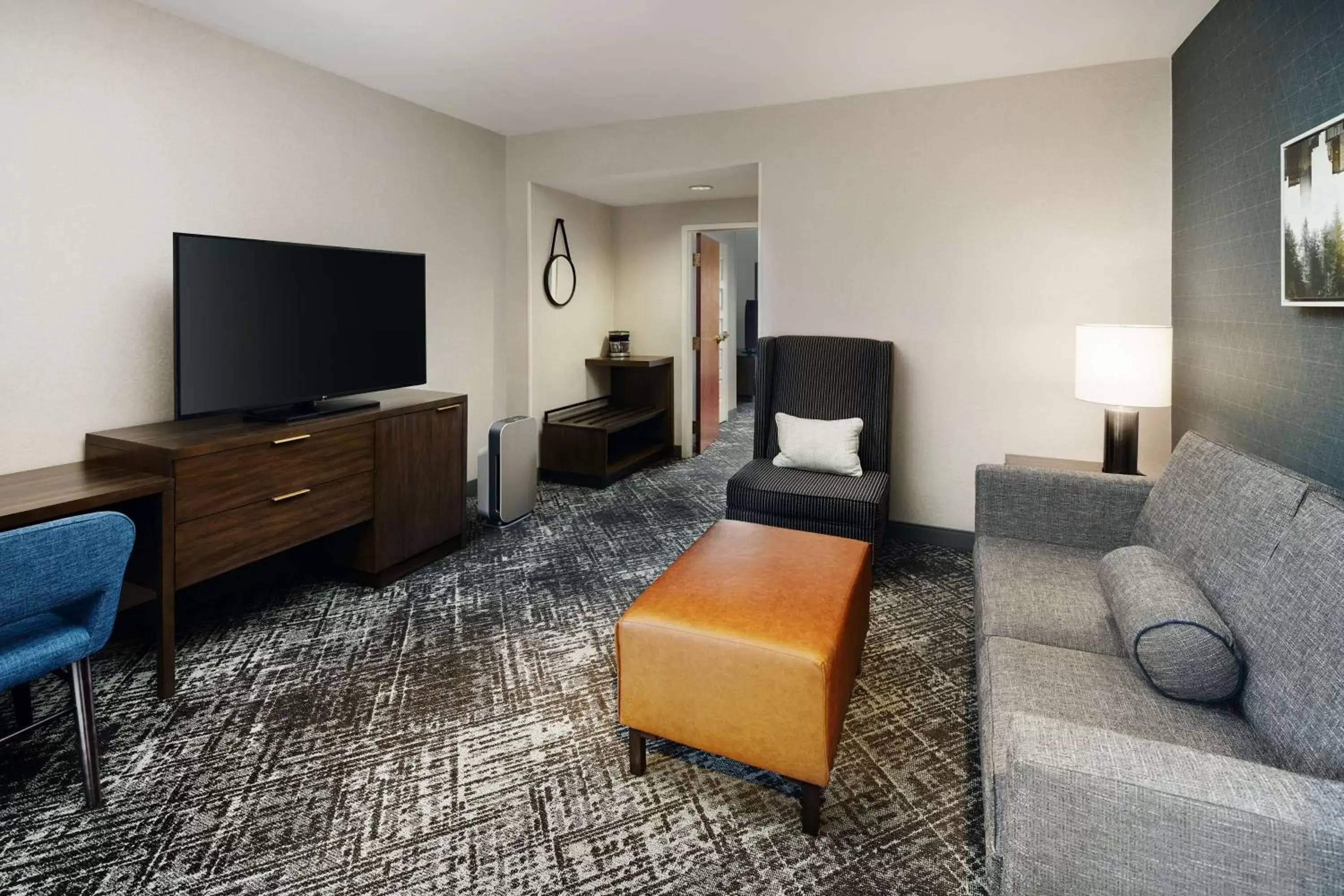 Living room, Seating Area in Hilton Charlotte Airport Hotel