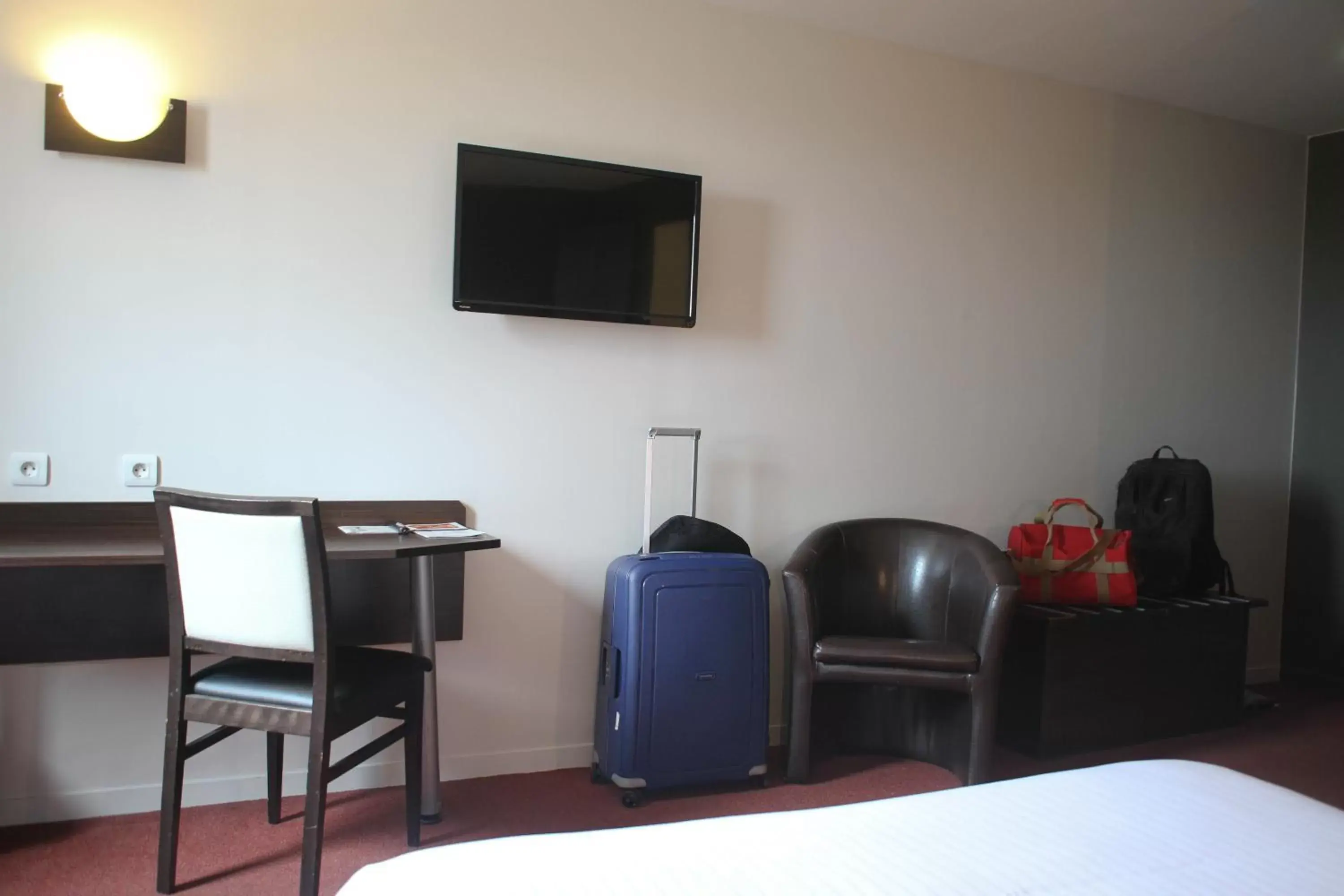 Photo of the whole room, TV/Entertainment Center in Orly Superior Hotel