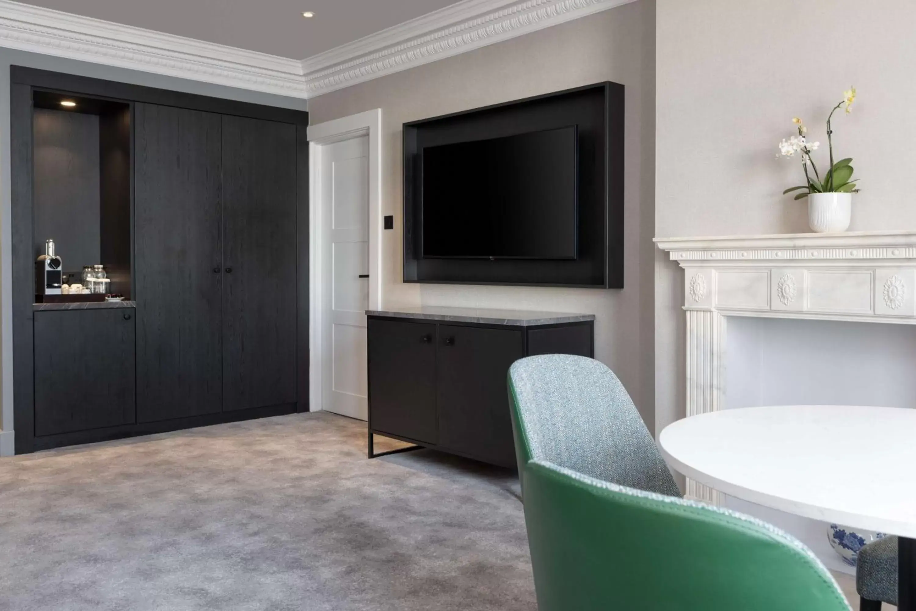 Living room, TV/Entertainment Center in DoubleTree By Hilton Brighton Metropole