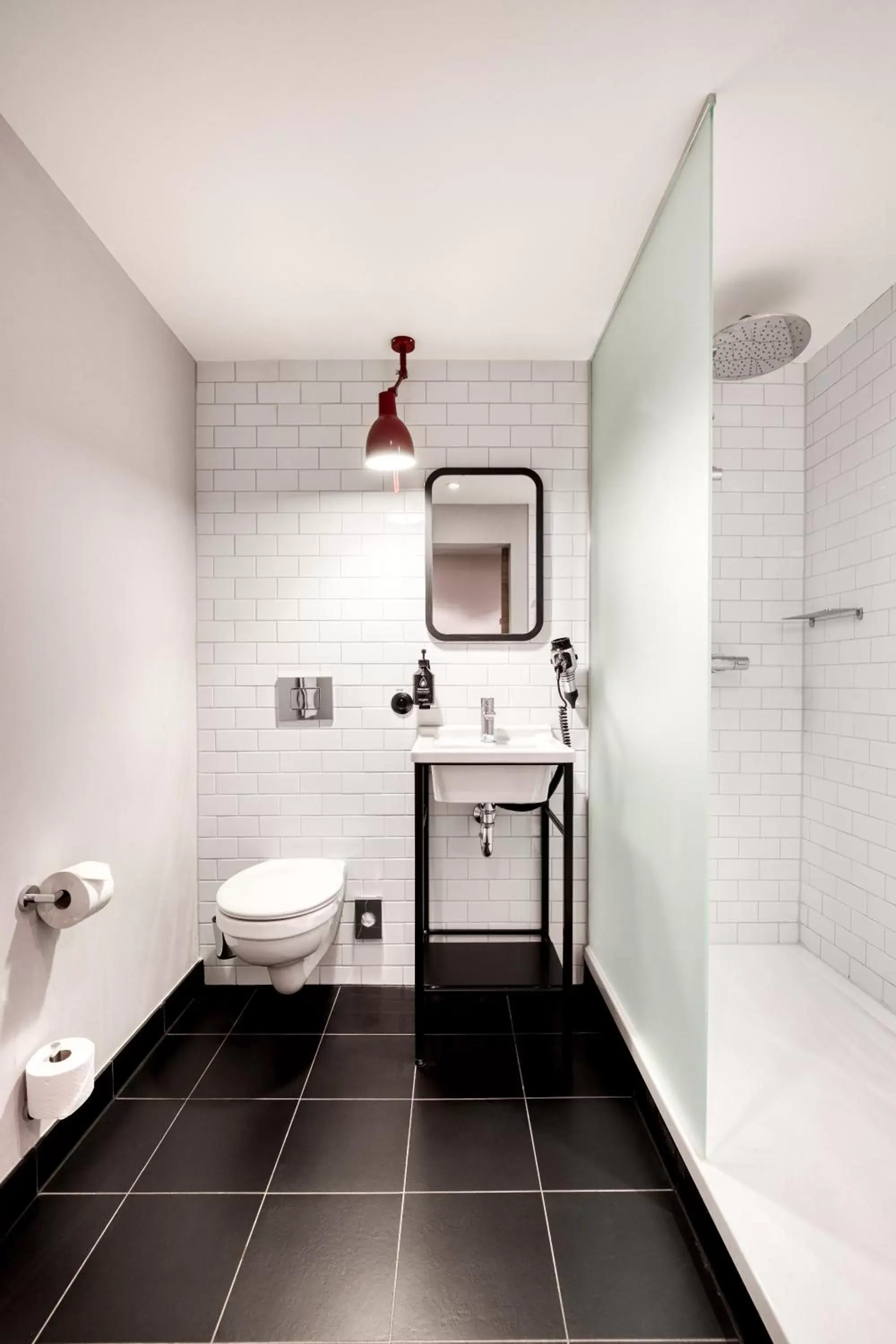 Shower, Kitchen/Kitchenette in pentahotel Brussels City Centre