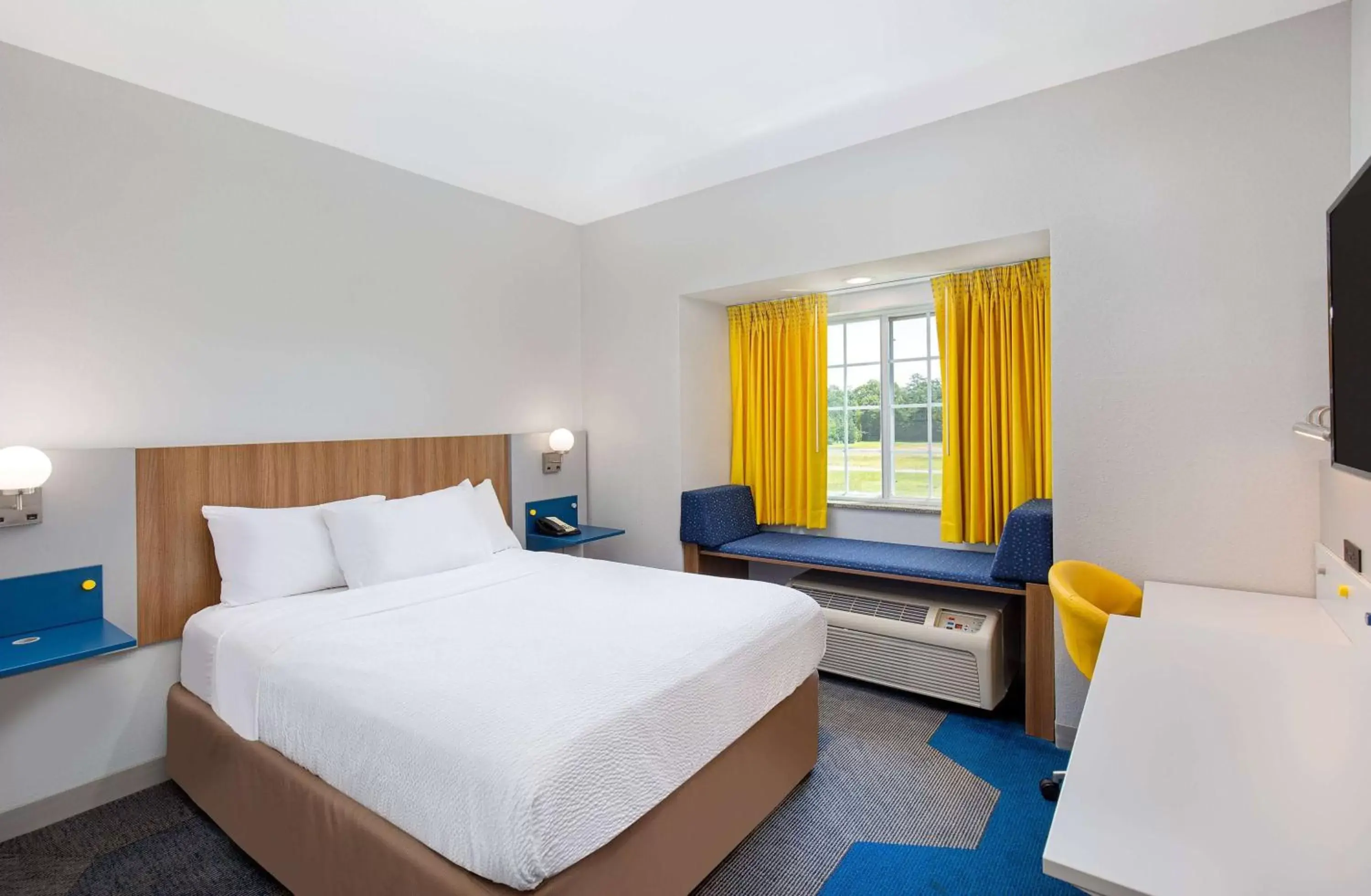 Bed in Microtel Inn and Suites by Wyndham Bed in Microtel Inn and Suites by Wyndham