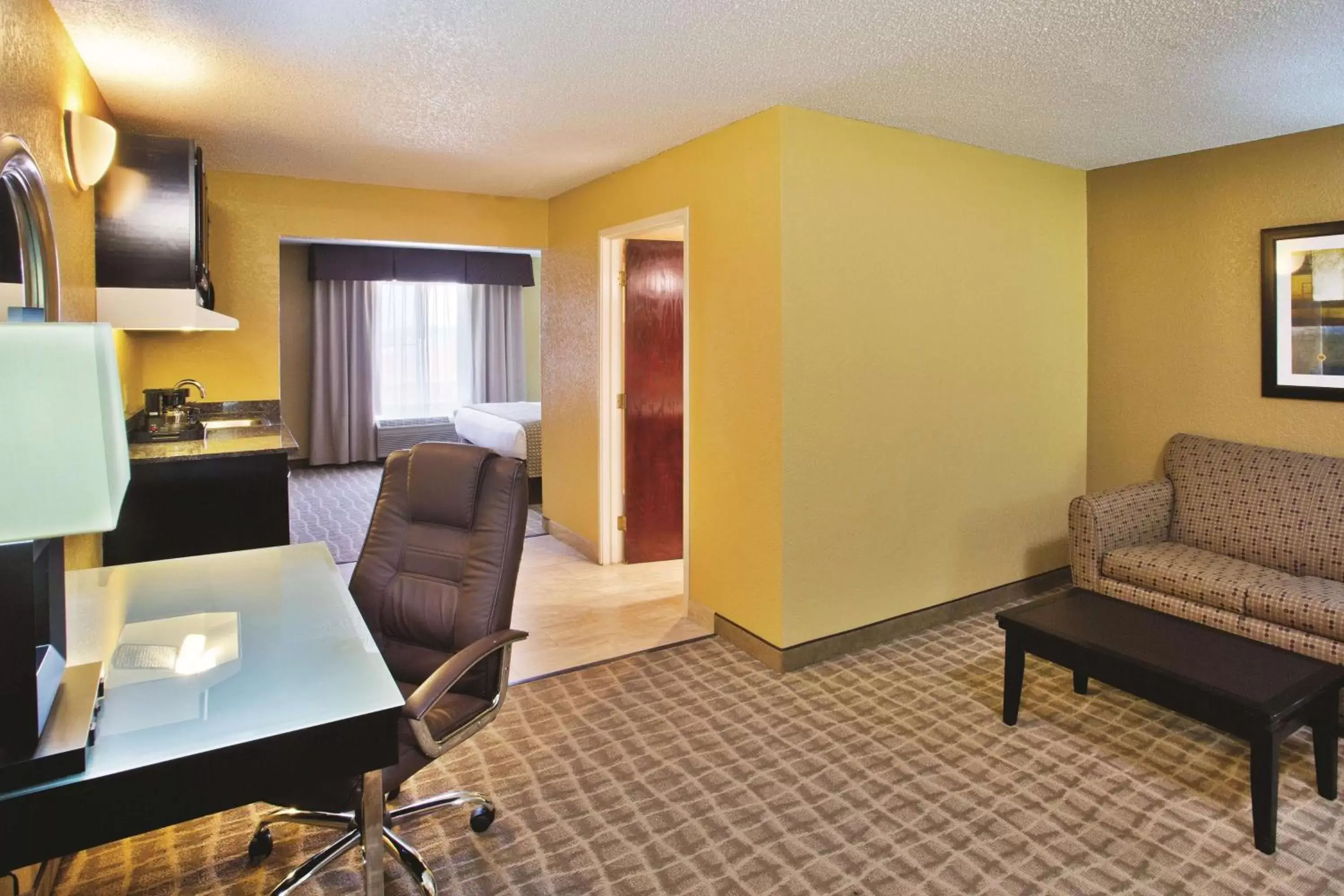 Photo of the whole room, Seating Area in La Quinta Inn & Suites by Wyndham Hot Springs