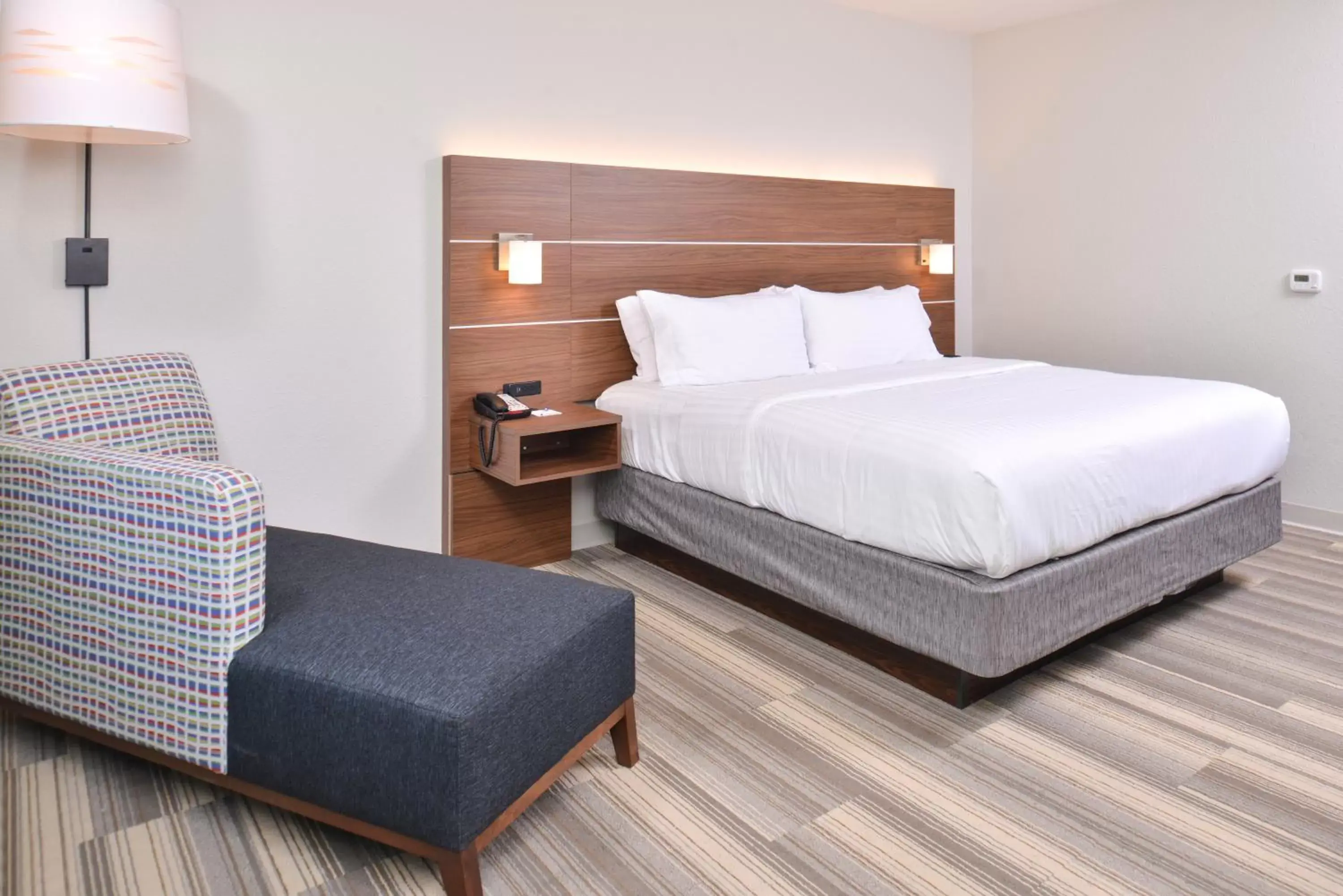 Photo of the whole room, Bed in Holiday Inn Express & Suites Omaha Airport, an IHG Hotel